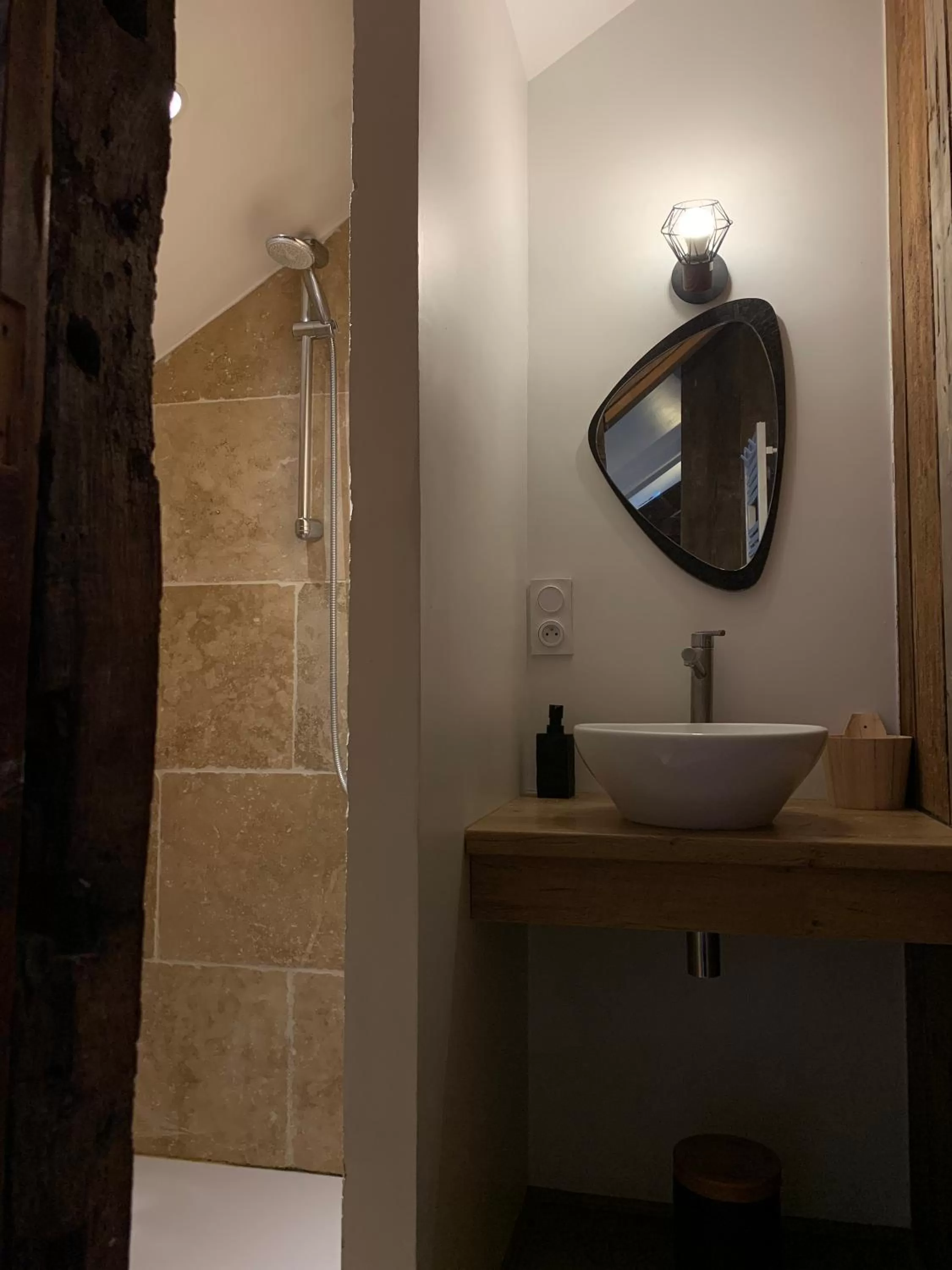 Shower in L'Ecole des Demoiselles