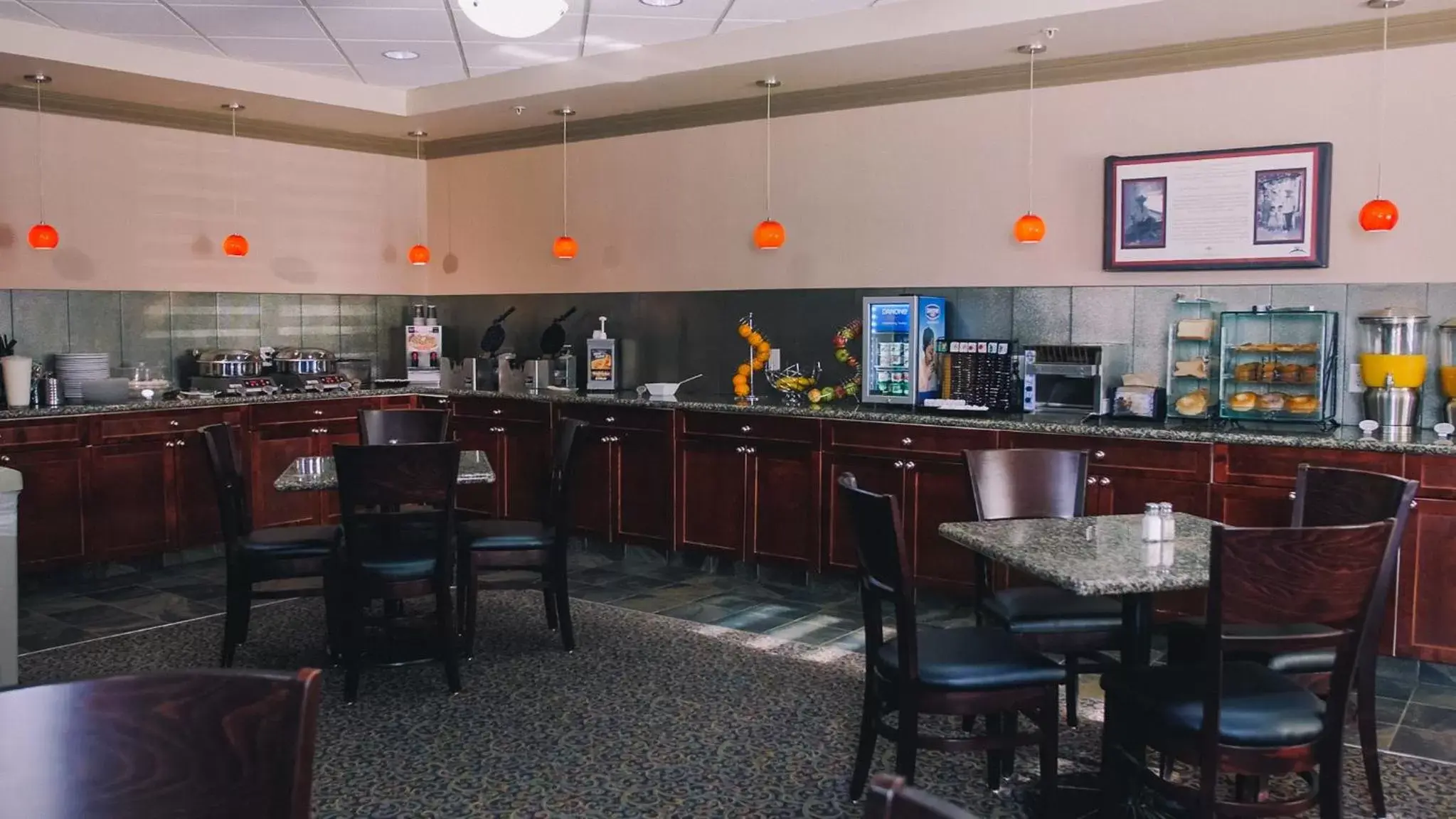 Breakfast, Restaurant/Places to Eat in Redwood Inn & Suites