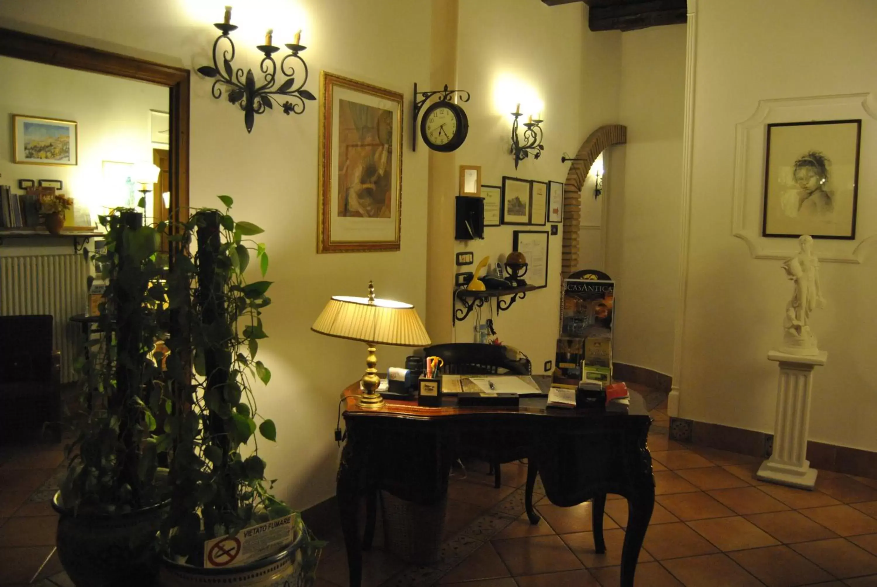 Decorative detail, Restaurant/Places to Eat in Mondo Antico B&B