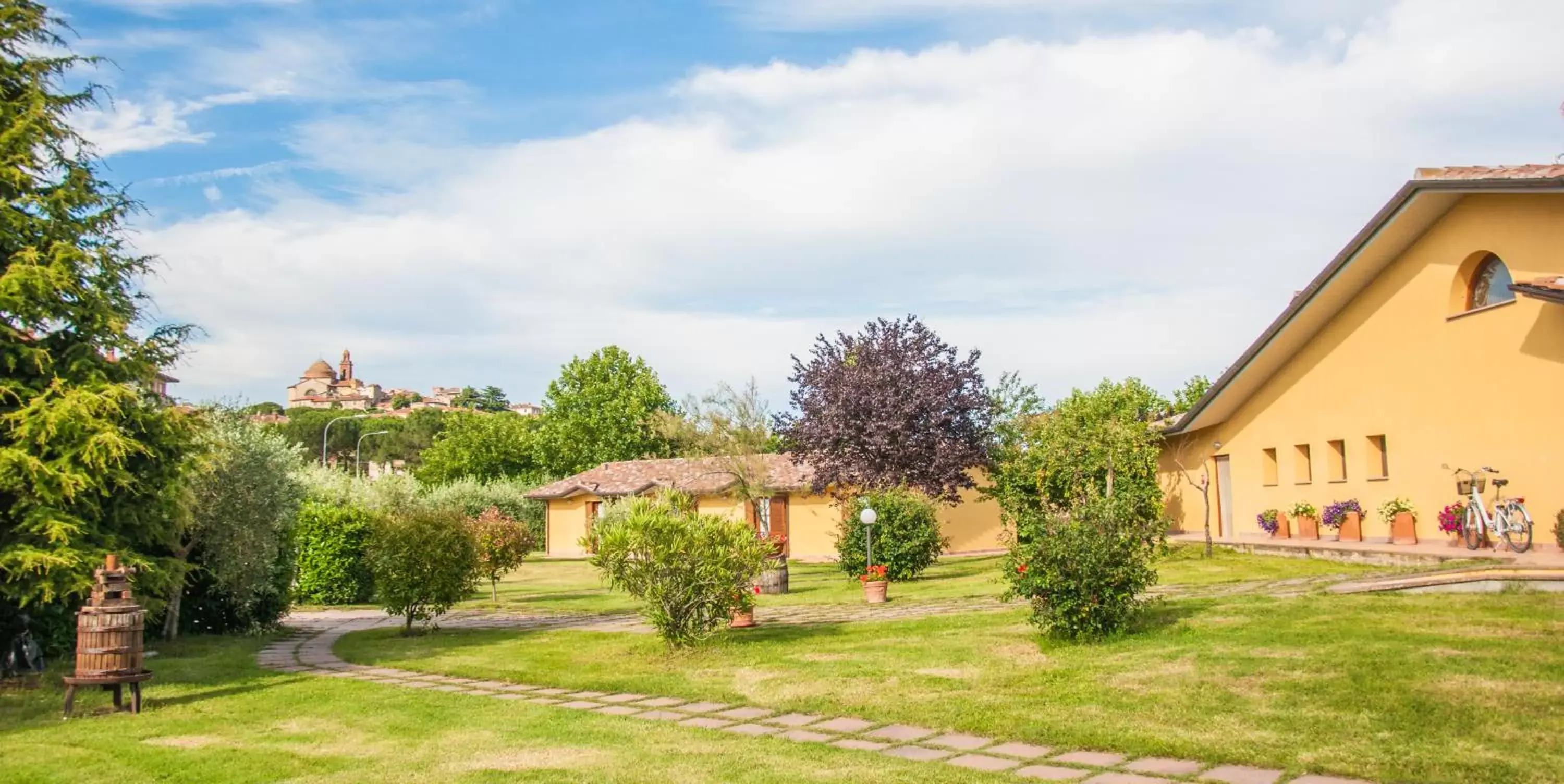 Property building, Garden in Le Macerine