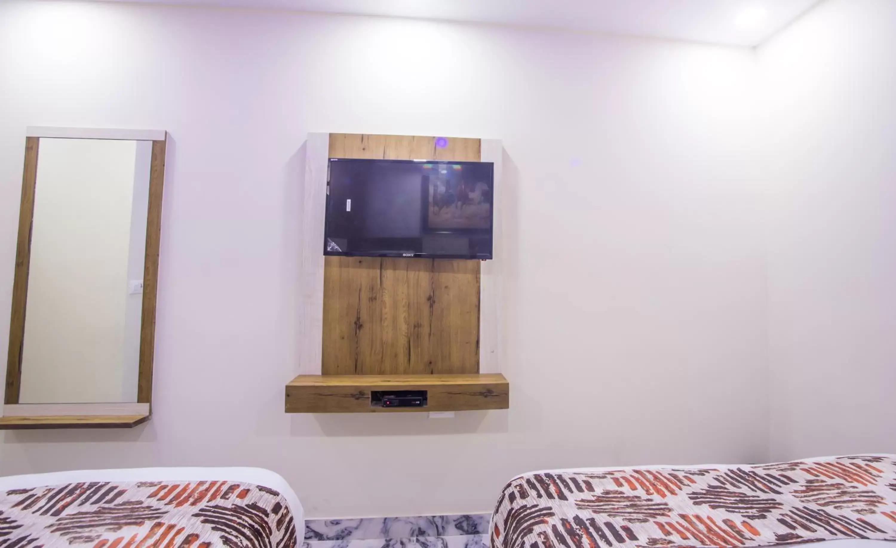 Bed, TV/Entertainment Center in Hotel Harsha International
