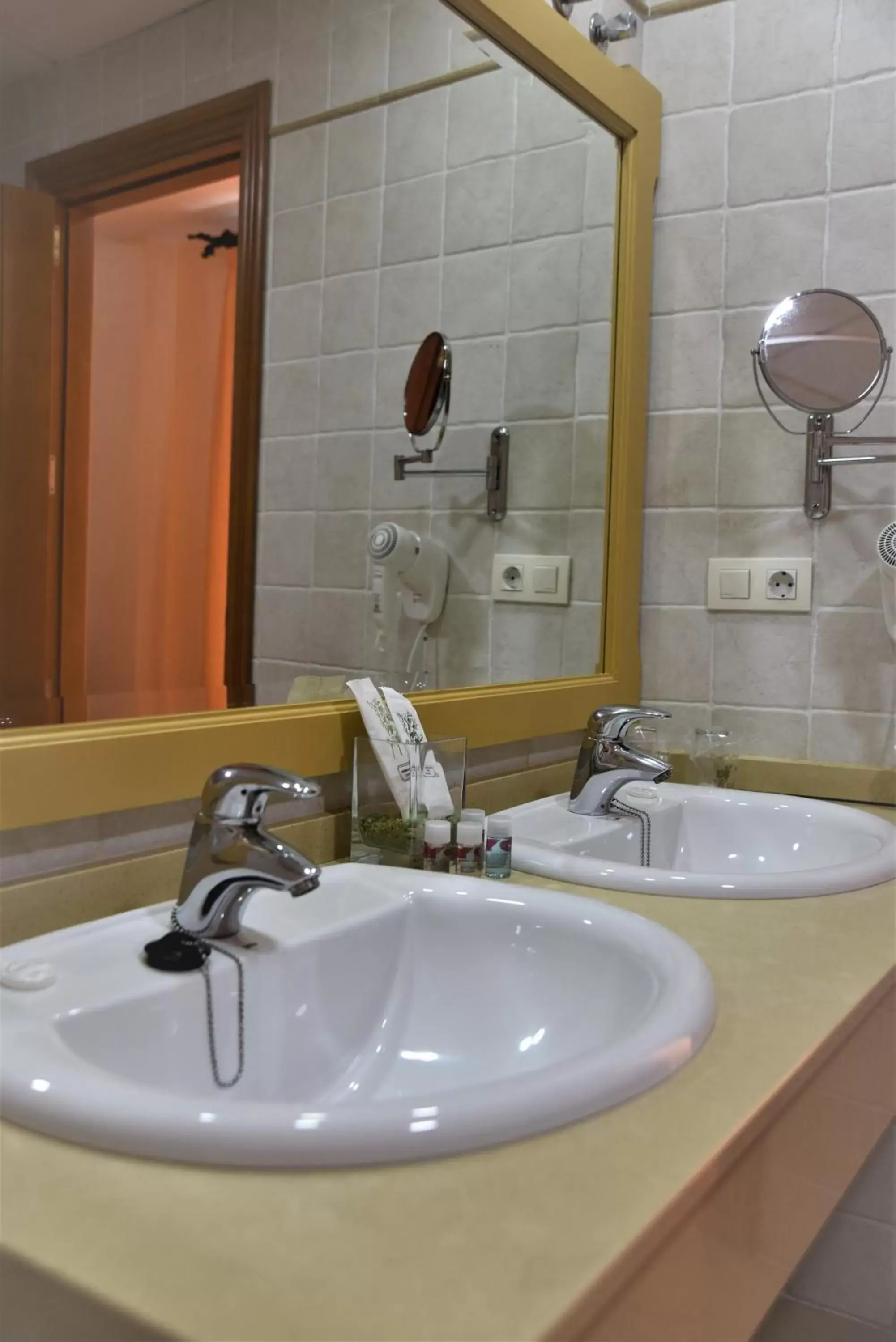 Bathroom in Hotel Almijara
