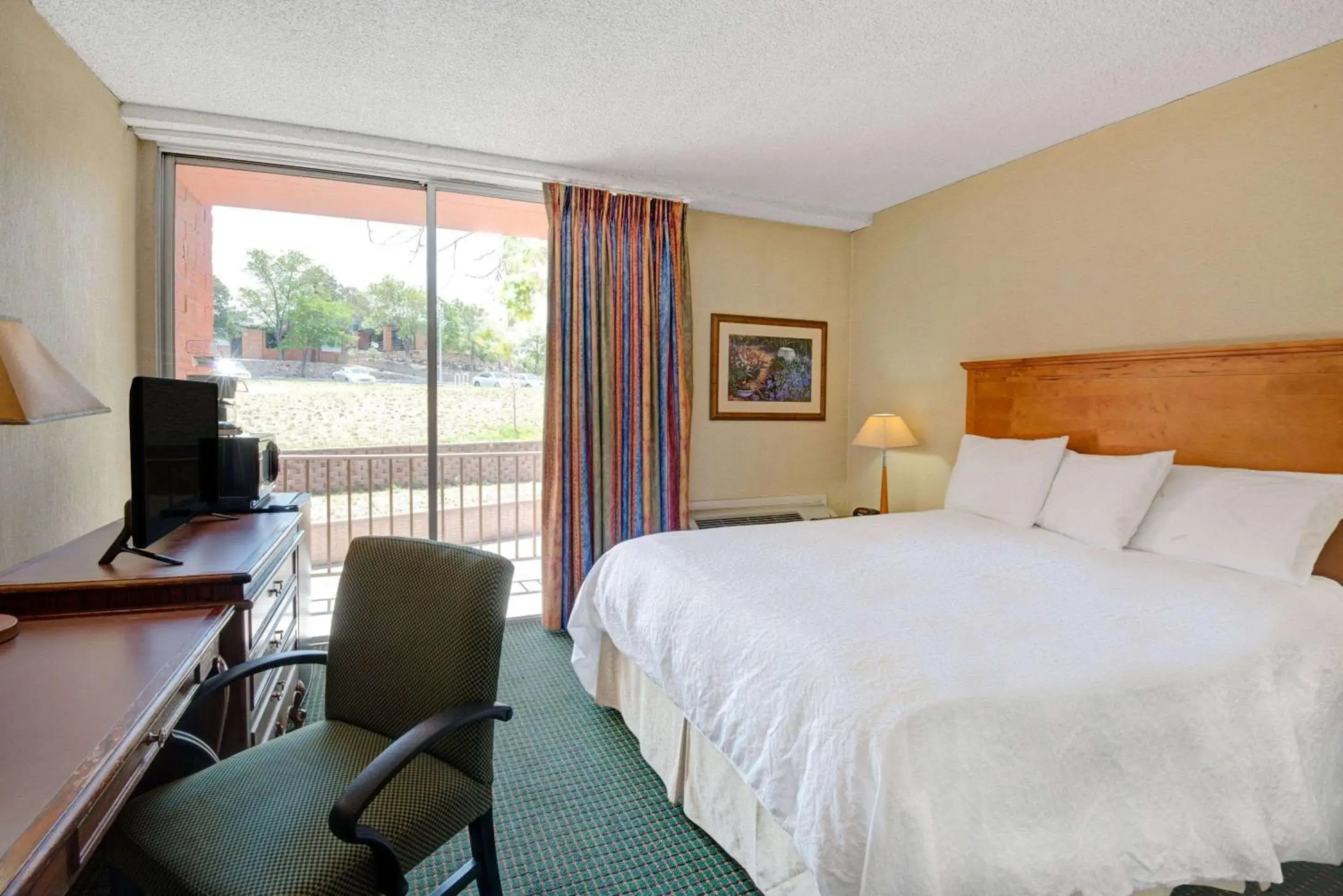 Photo of the whole room, Bed in Howard Johnson by Wyndham Albuquerque Midtown