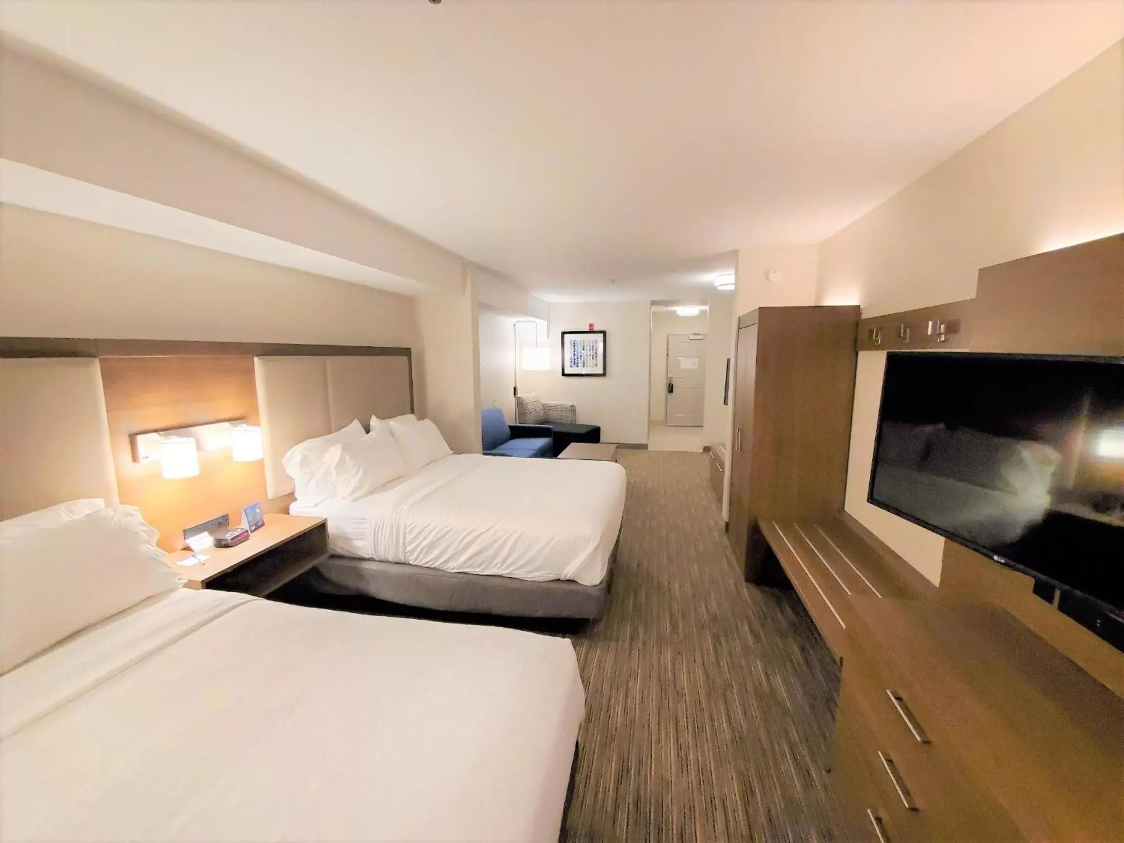 Bedroom, Bed in Holiday Inn Express Hotel & Suites Seattle North - Lynnwood, an IHG Hotel
