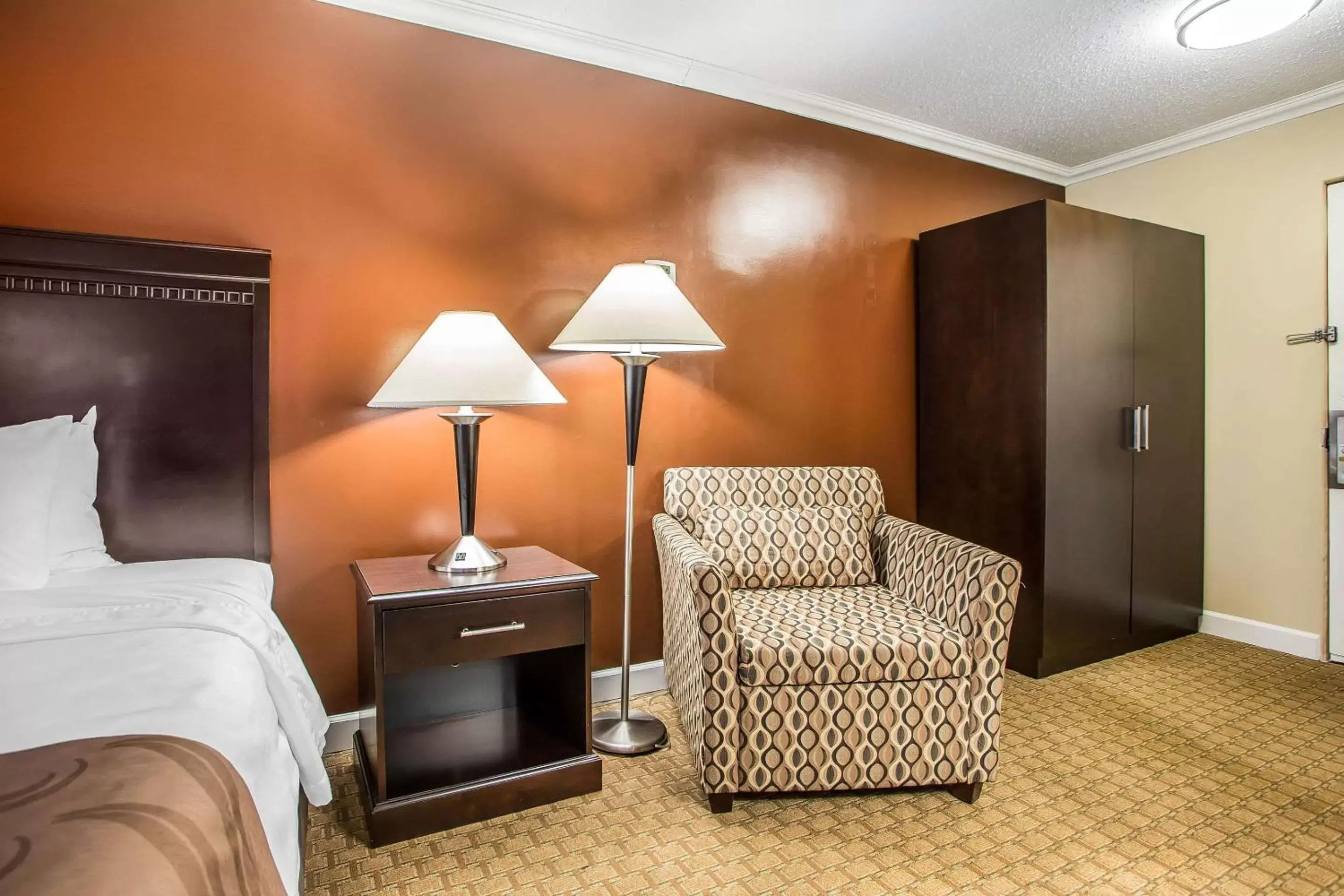 Bedroom, Seating Area in Quality Inn O'Hare Airport