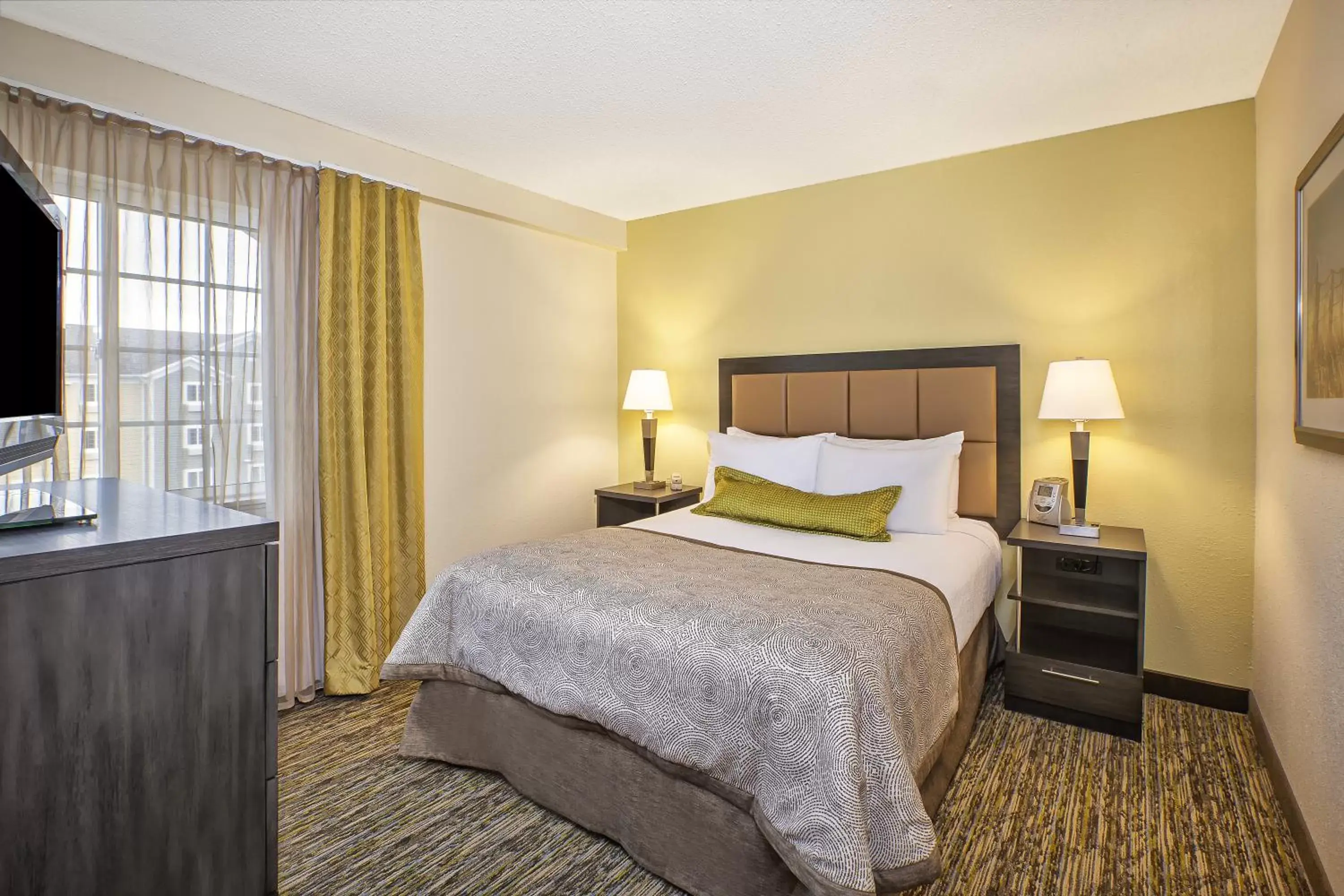 Photo of the whole room, Bed in Candlewood Suites Indianapolis Northeast, an IHG Hotel