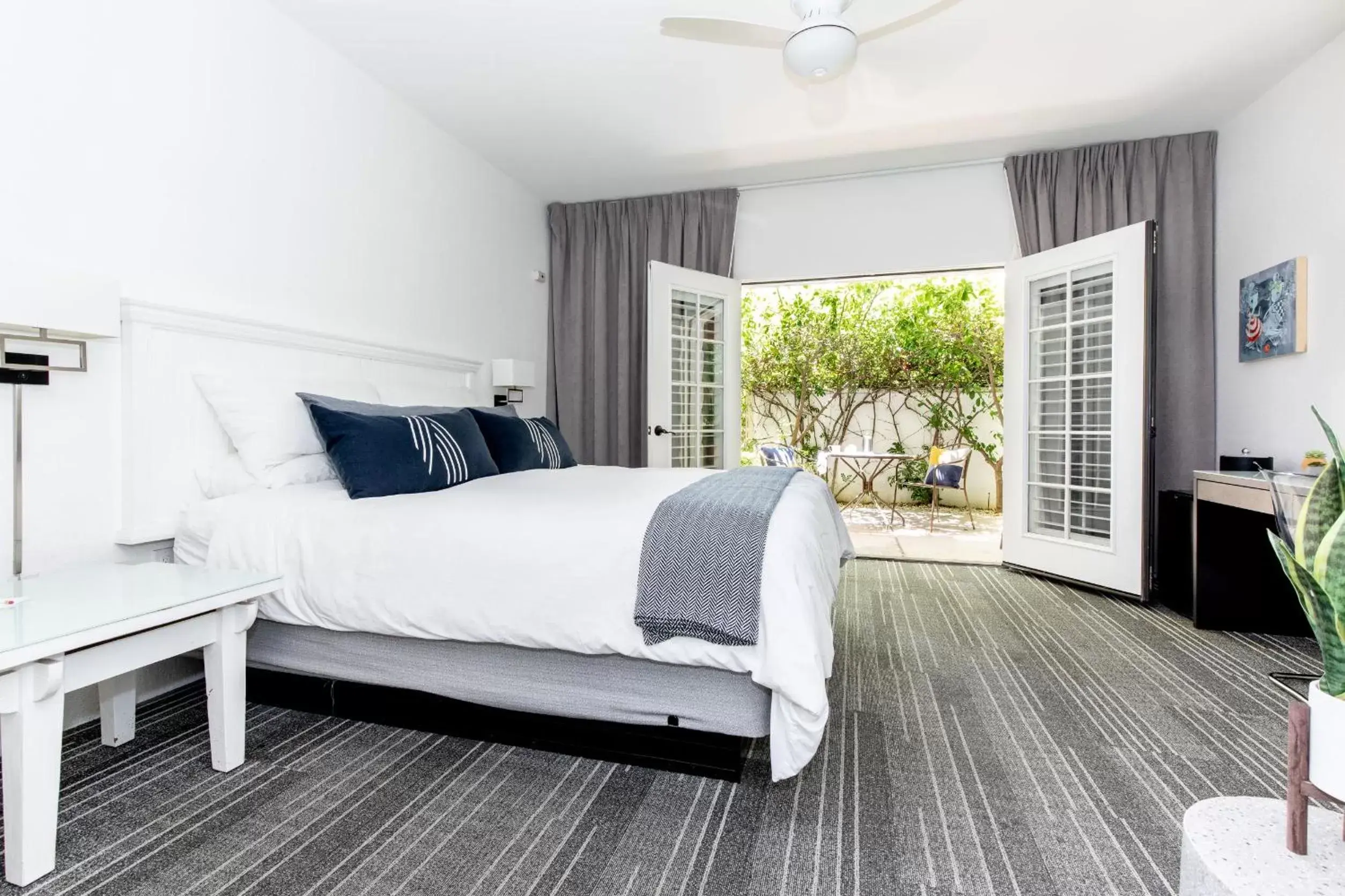 Deluxe King Room with Patio and Fireplace in Alcazar Palm Springs Deluxe King Room with Patio and Fireplace in Alcazar Palm Springs