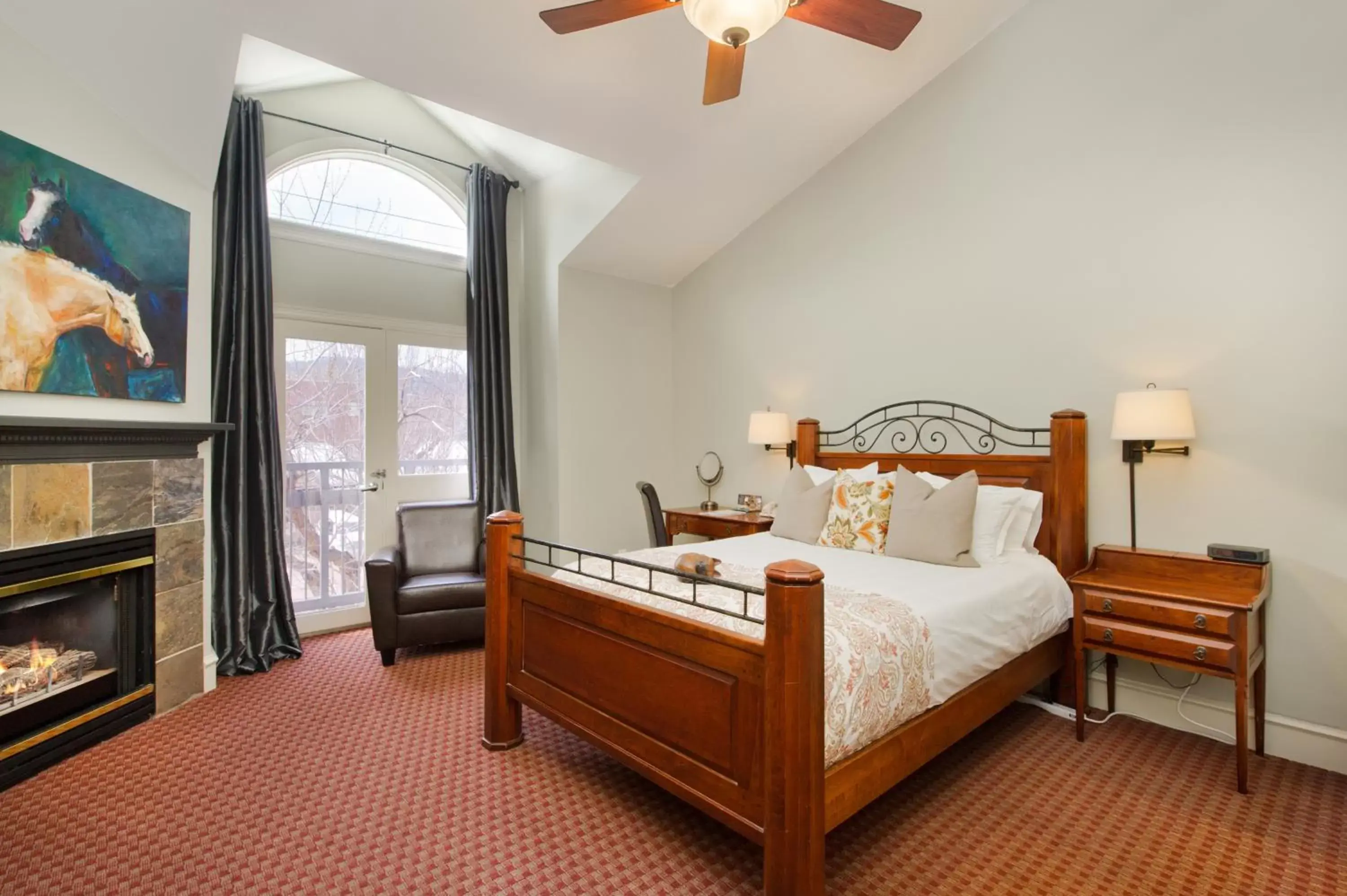 Bed in The Bradley Boulder Inn