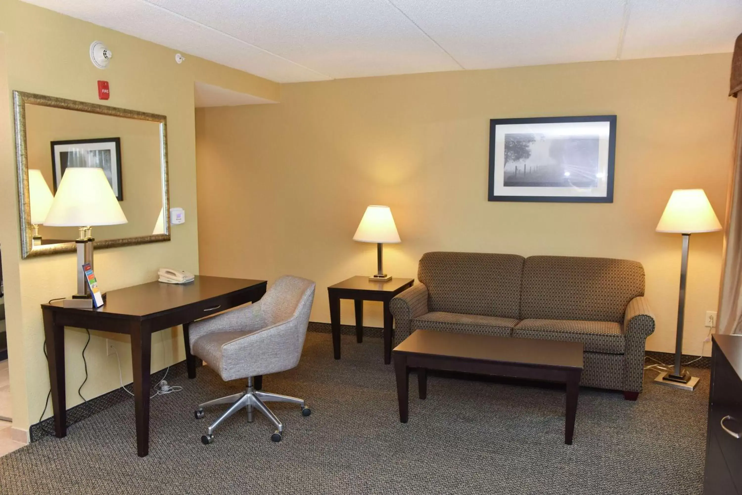 Bedroom, Seating Area in Hampton Inn & Suites Alexandria