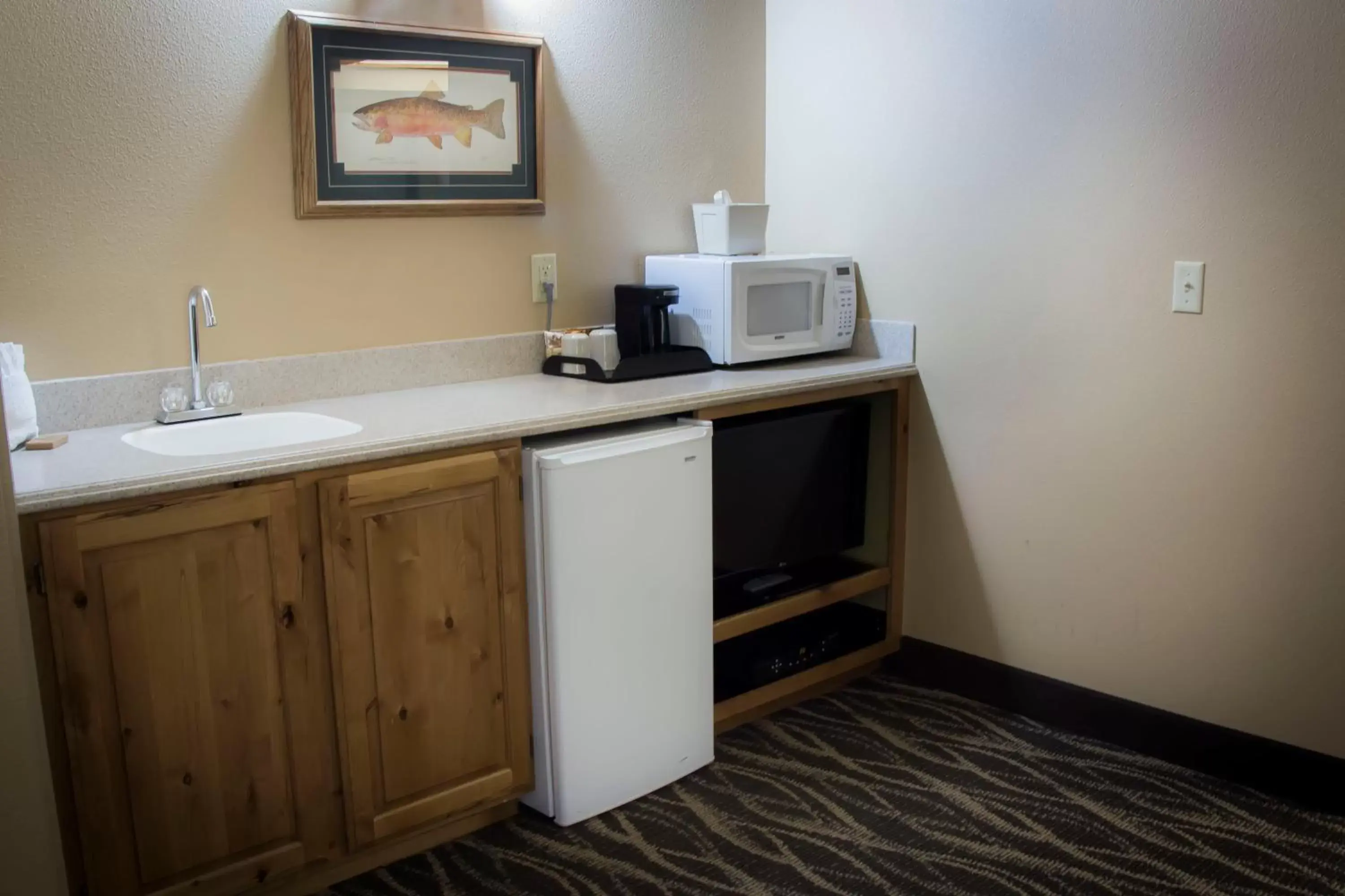 Bedroom, TV/Entertainment Center in Bitterroot River Inn and Conference Center