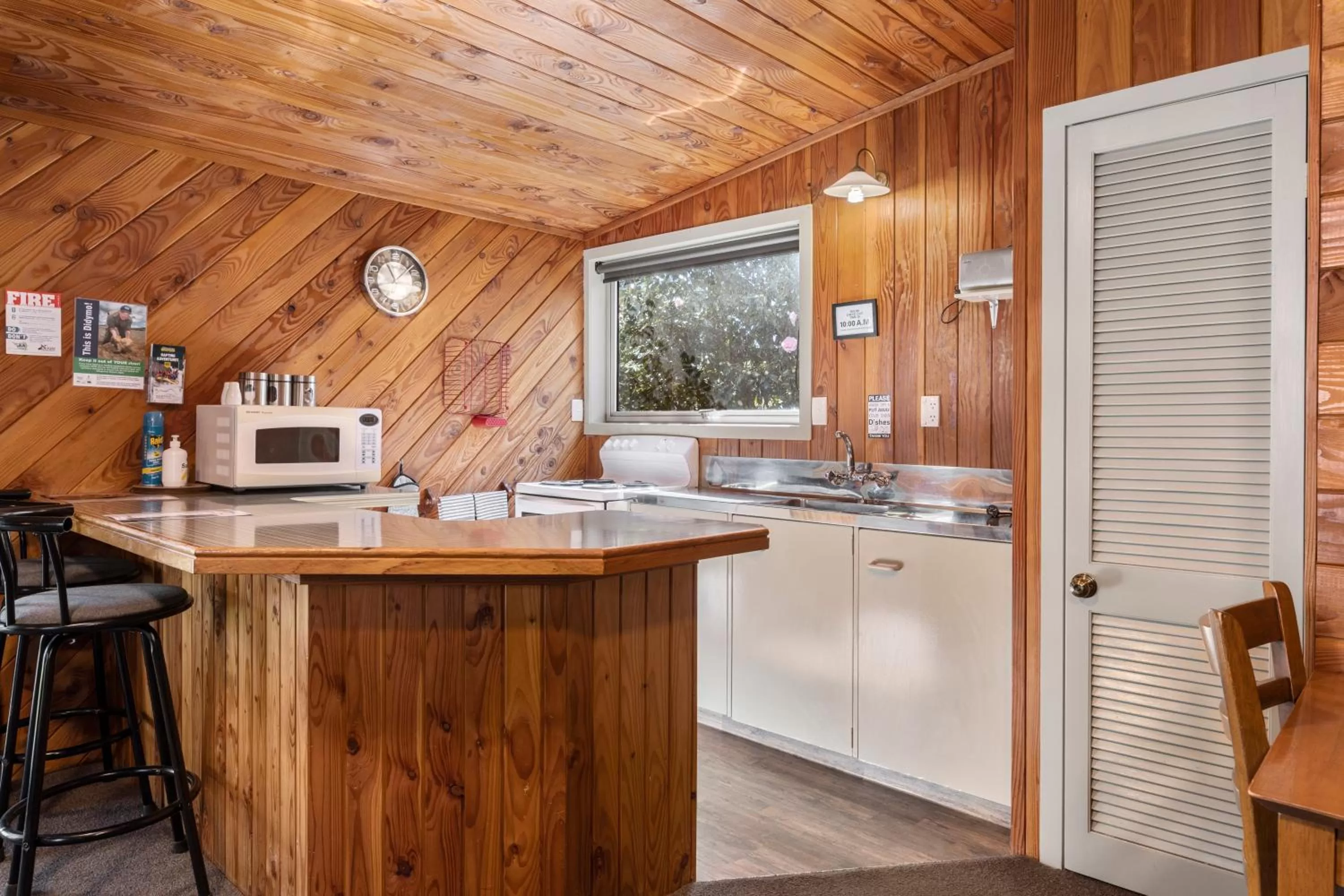 Kitchen or kitchenette, Kitchen/Kitchenette in Sportsmans Lodge Turangi