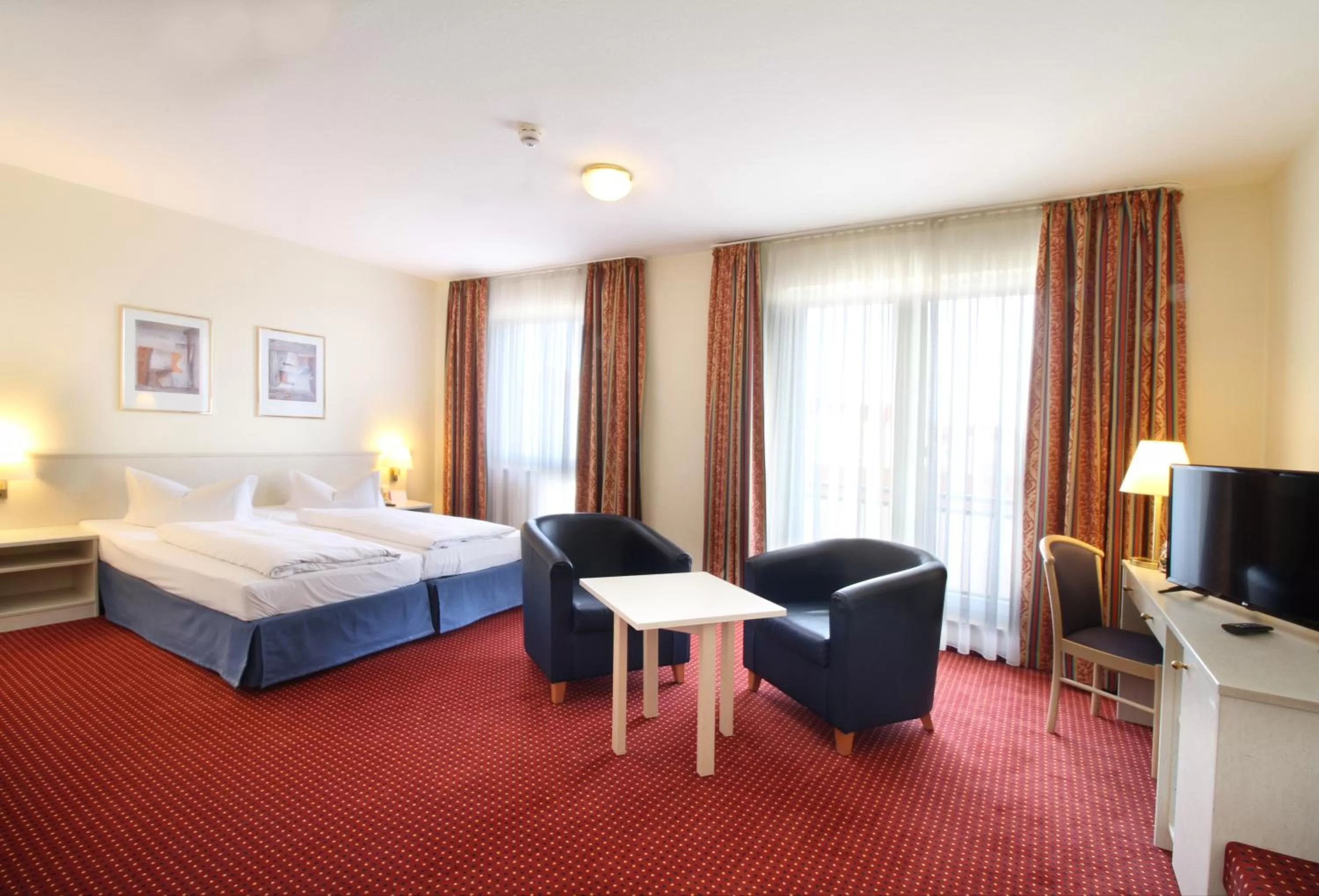 Photo of the whole room, Bed in Morada Hotel Gothaer Hof