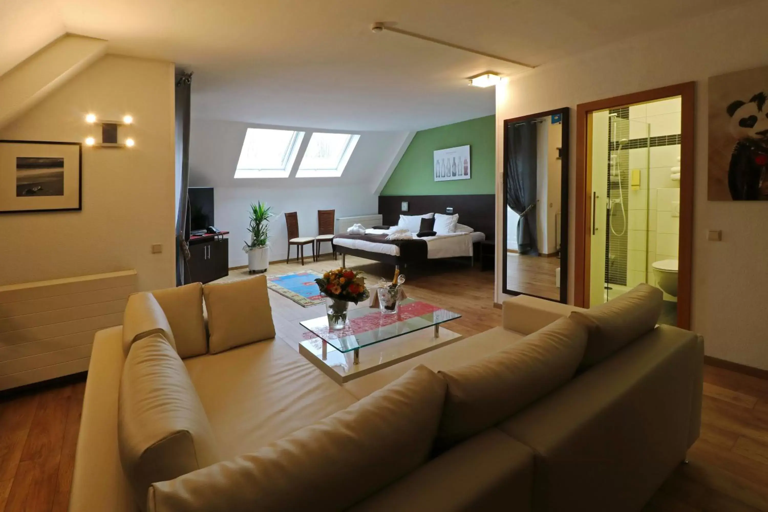 Bedroom, Seating Area in Threeland Hotel