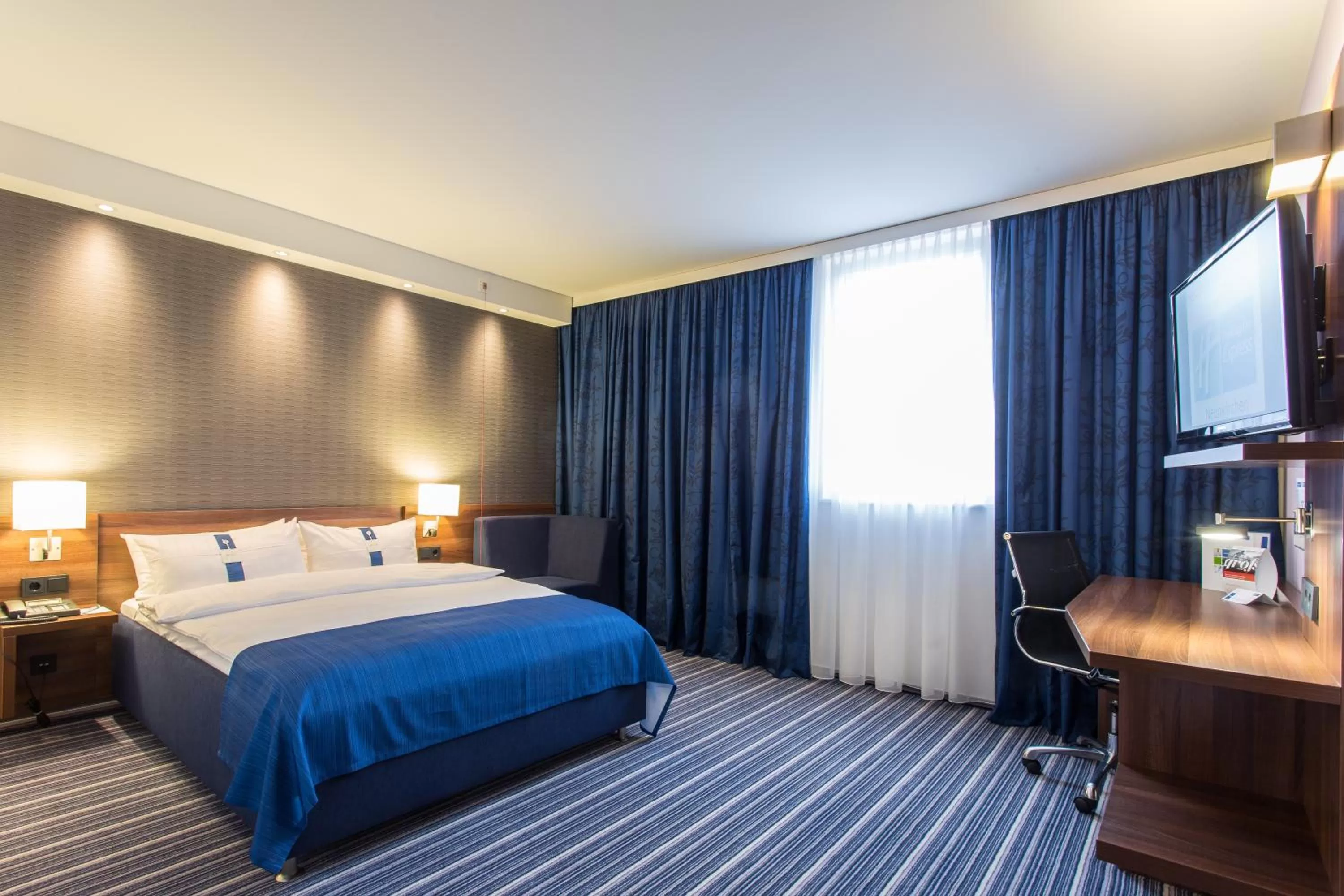 Guests, Bed in Holiday Inn Express Neunkirchen by IHG