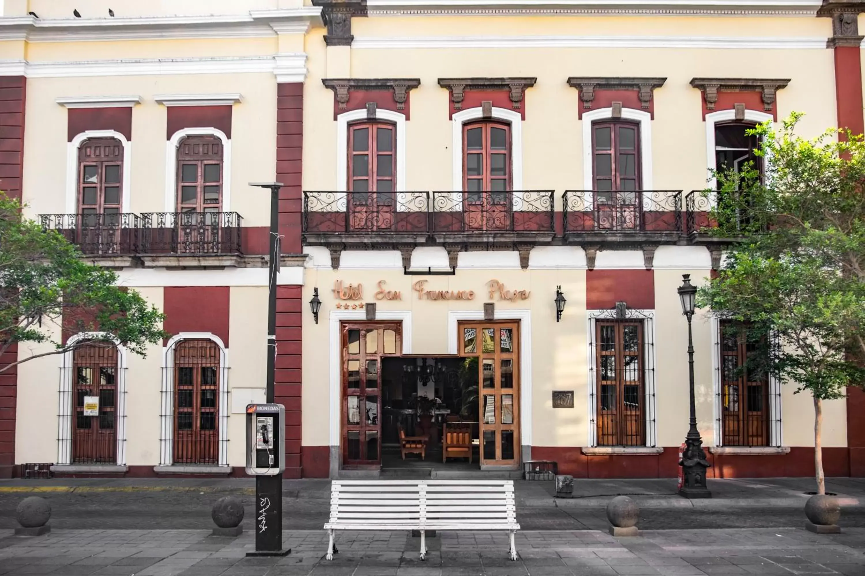 Property Building in Hotel San Francisco Plaza