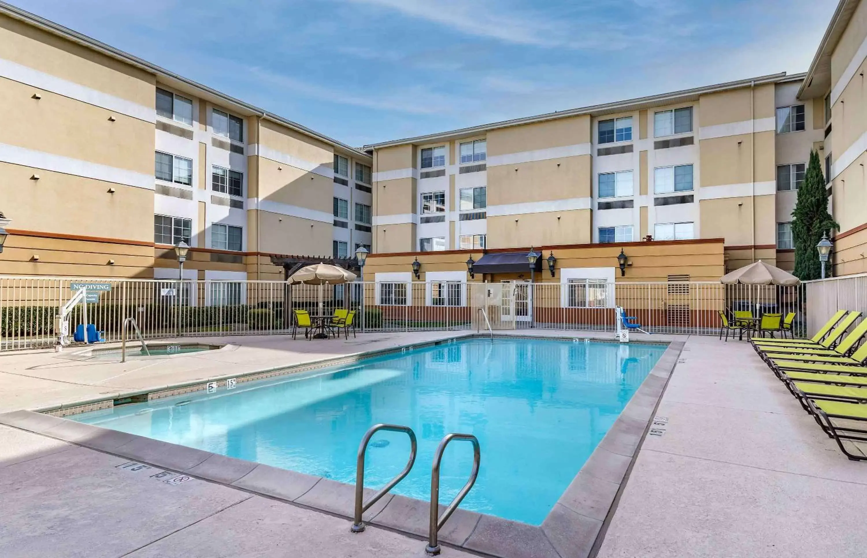 Pool view, Swimming Pool in Extended Stay America Premier Suites - San Jose - Airport