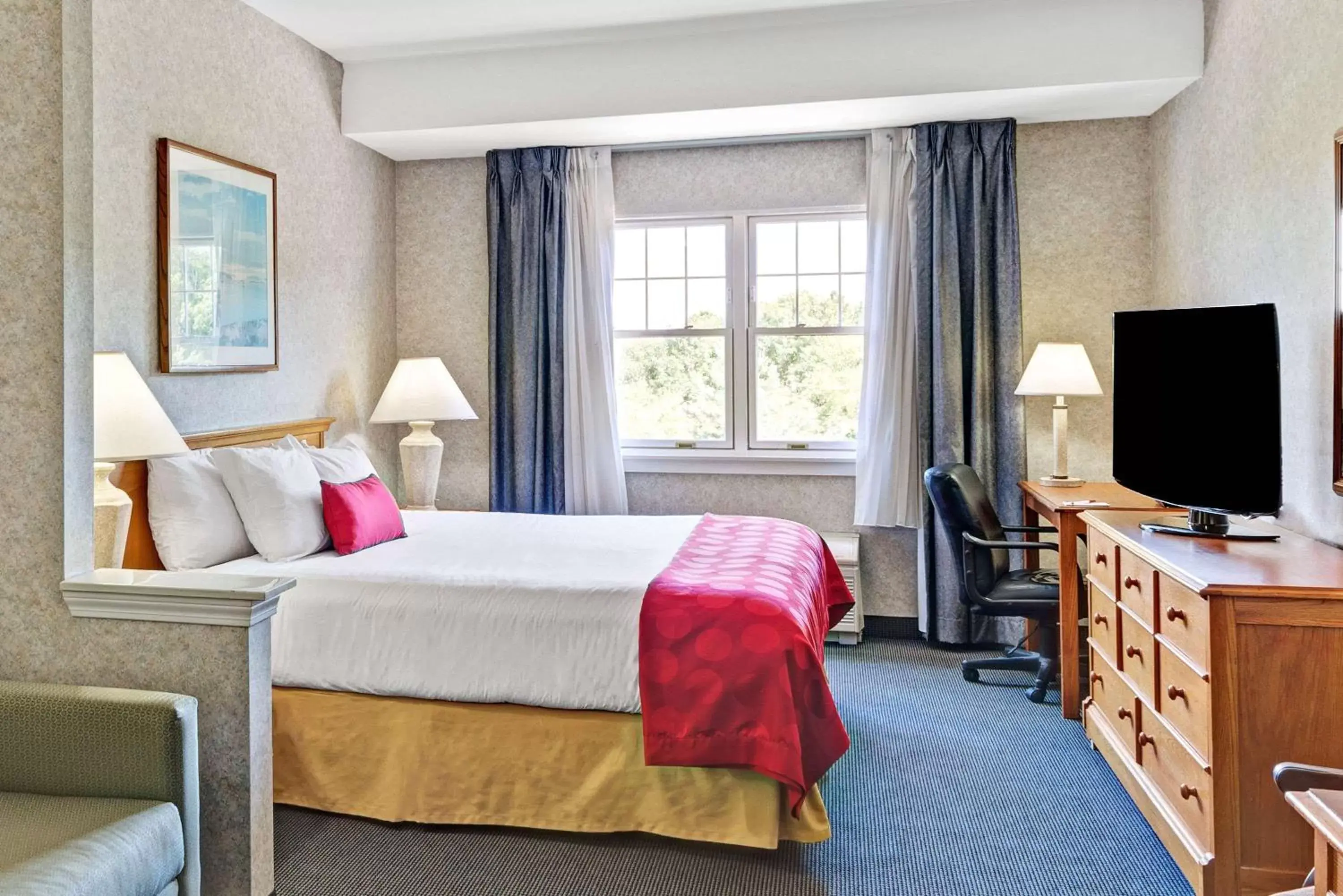 Photo of the whole room, Bed in Ramada by Wyndham Saco/Old Orchard Beach Area Photo of the whole room, Bed in Ramada by Wyndham Saco/Old Orchard Beach Area