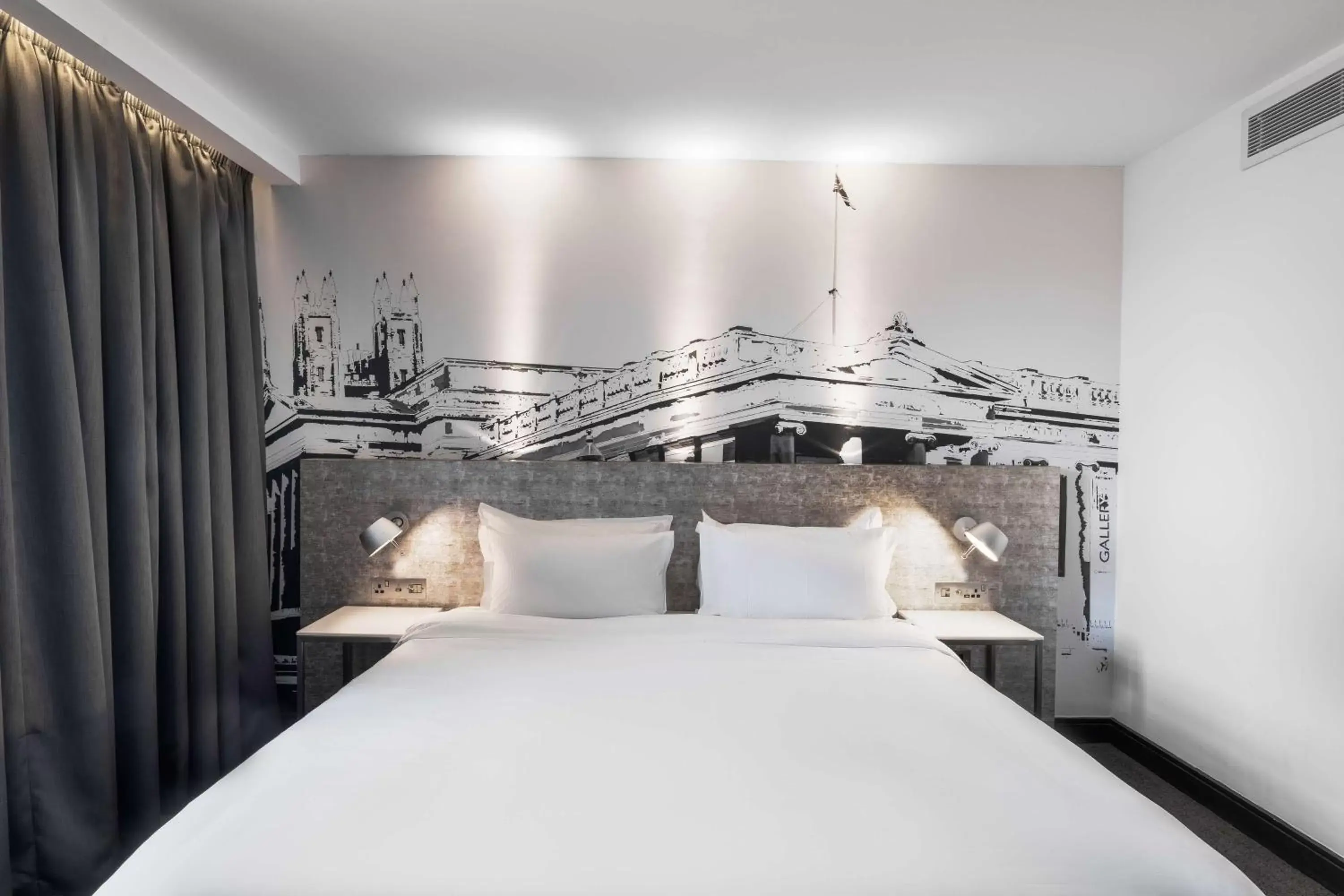 Photo of the whole room, Bed in Radisson Blu Hotel, Edinburgh City Centre