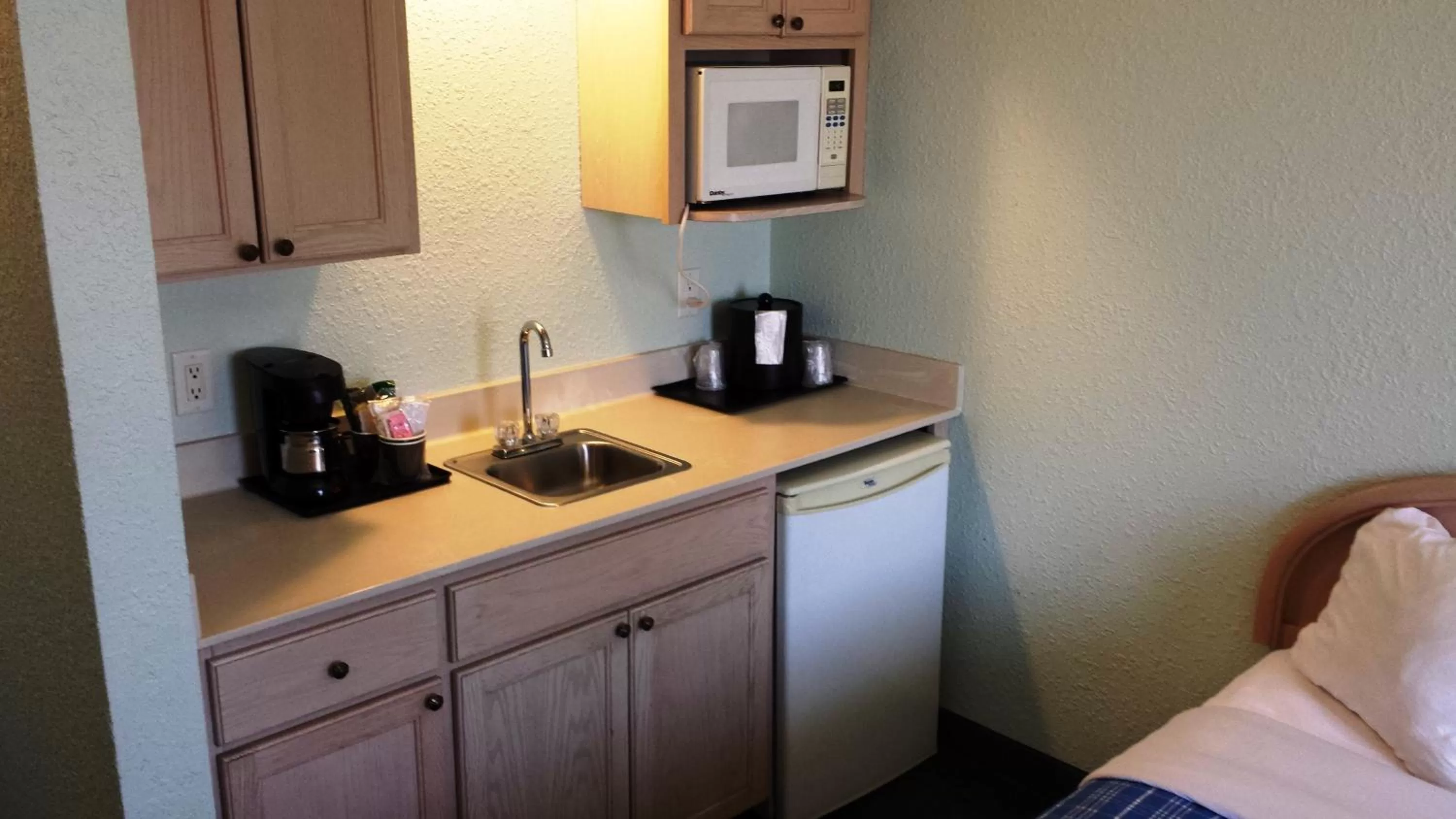 Coffee/tea facilities, Bed in Cocoa Beach Suites Hotel