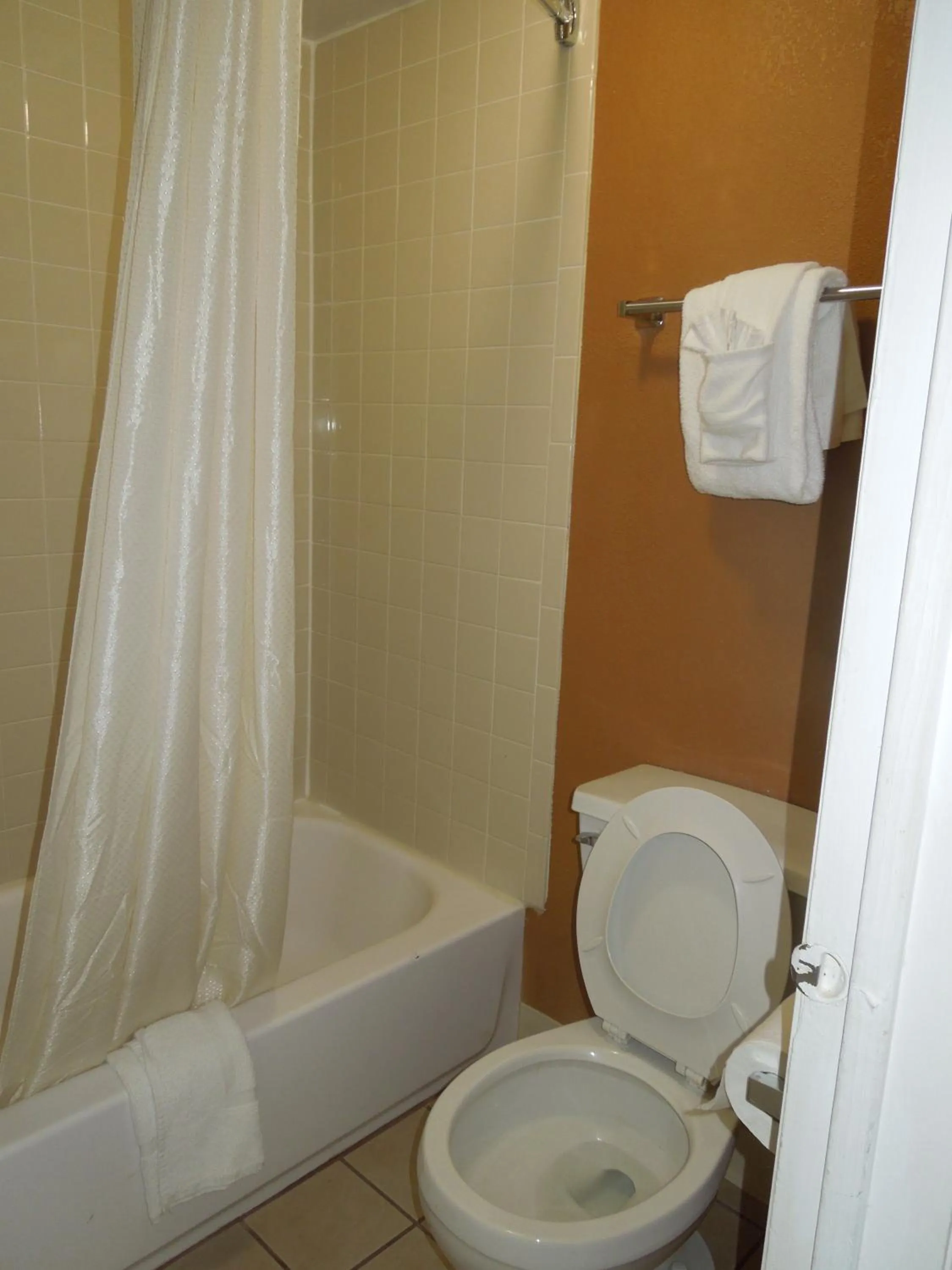 Bathroom in Econo Lodge Virginia Beach Town Center