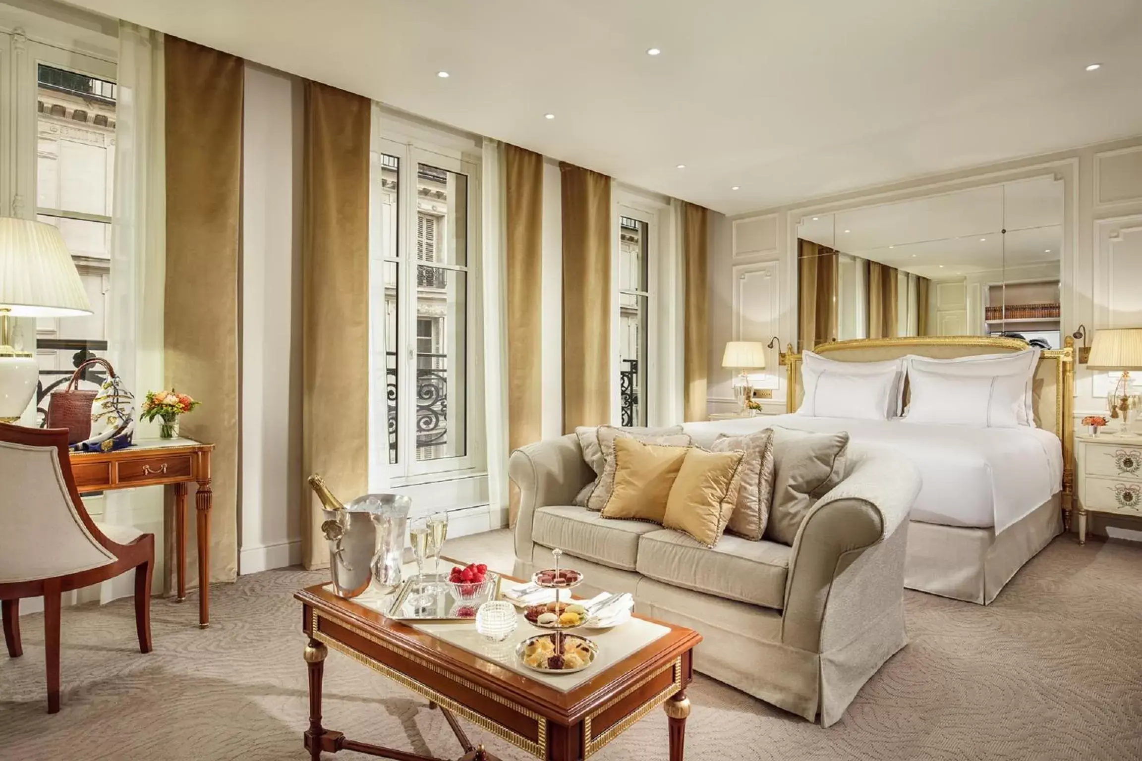 Seating area in Hotel Splendide Royal Paris - Relais & Châteaux