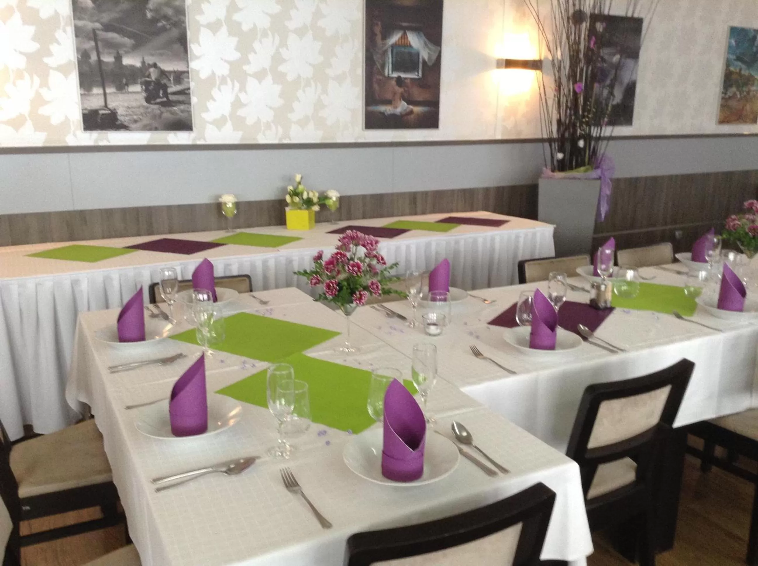 Restaurant/places to eat in Hotel Monde