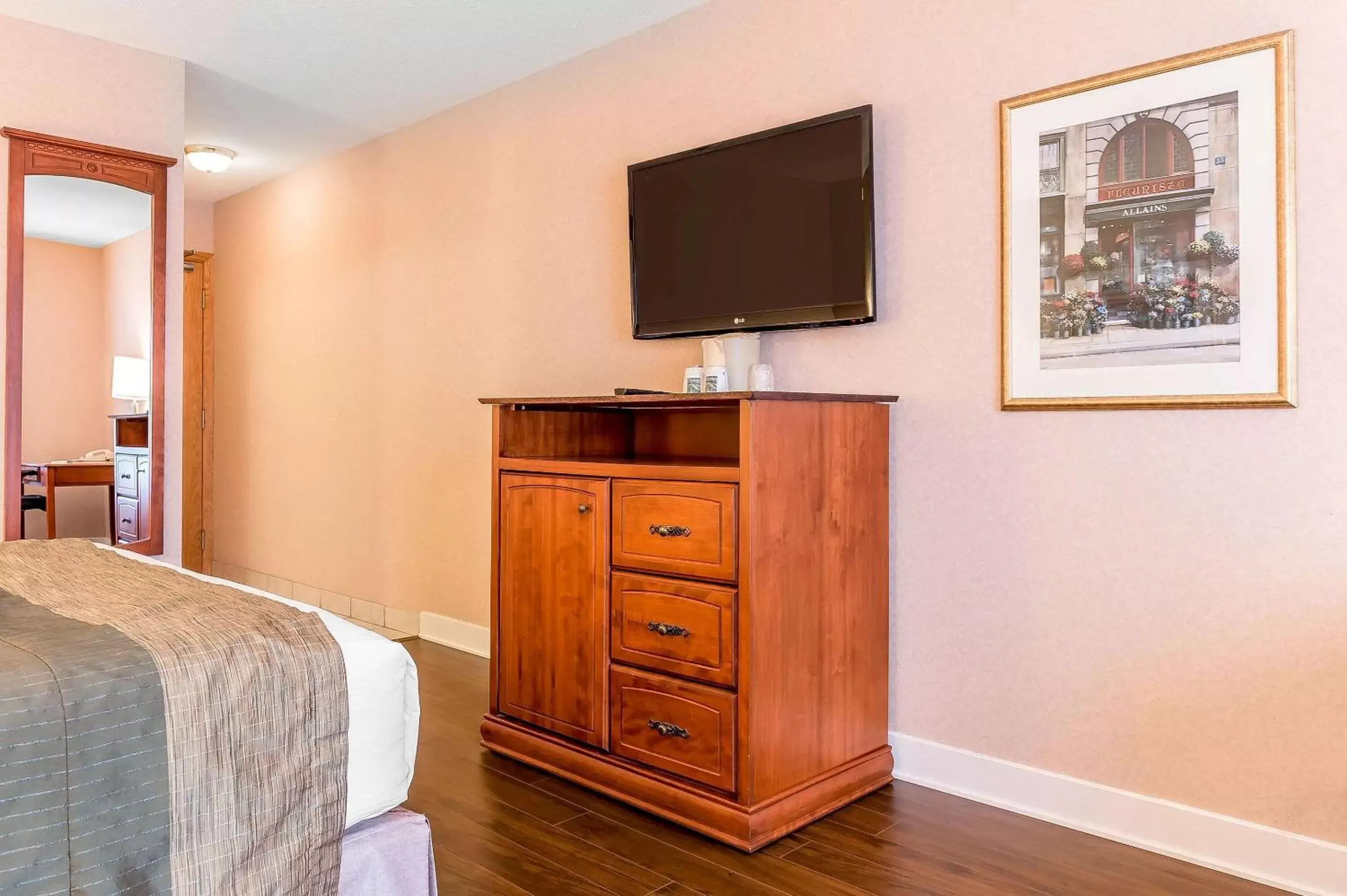 Photo of the whole room, TV/Entertainment Center in Quality Inn & Suites Hawkesbury