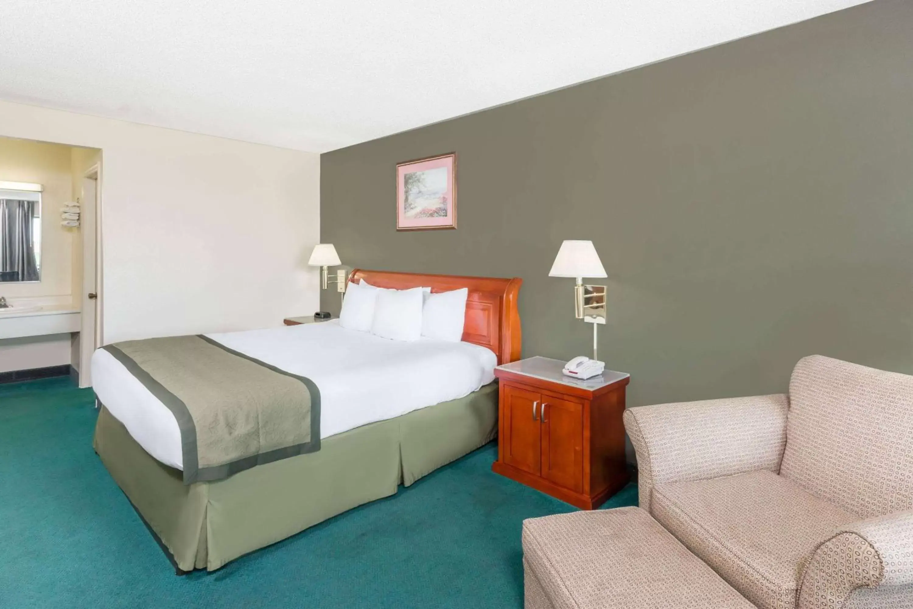 Photo of the whole room, Bed in Days Inn by Wyndham Hannibal