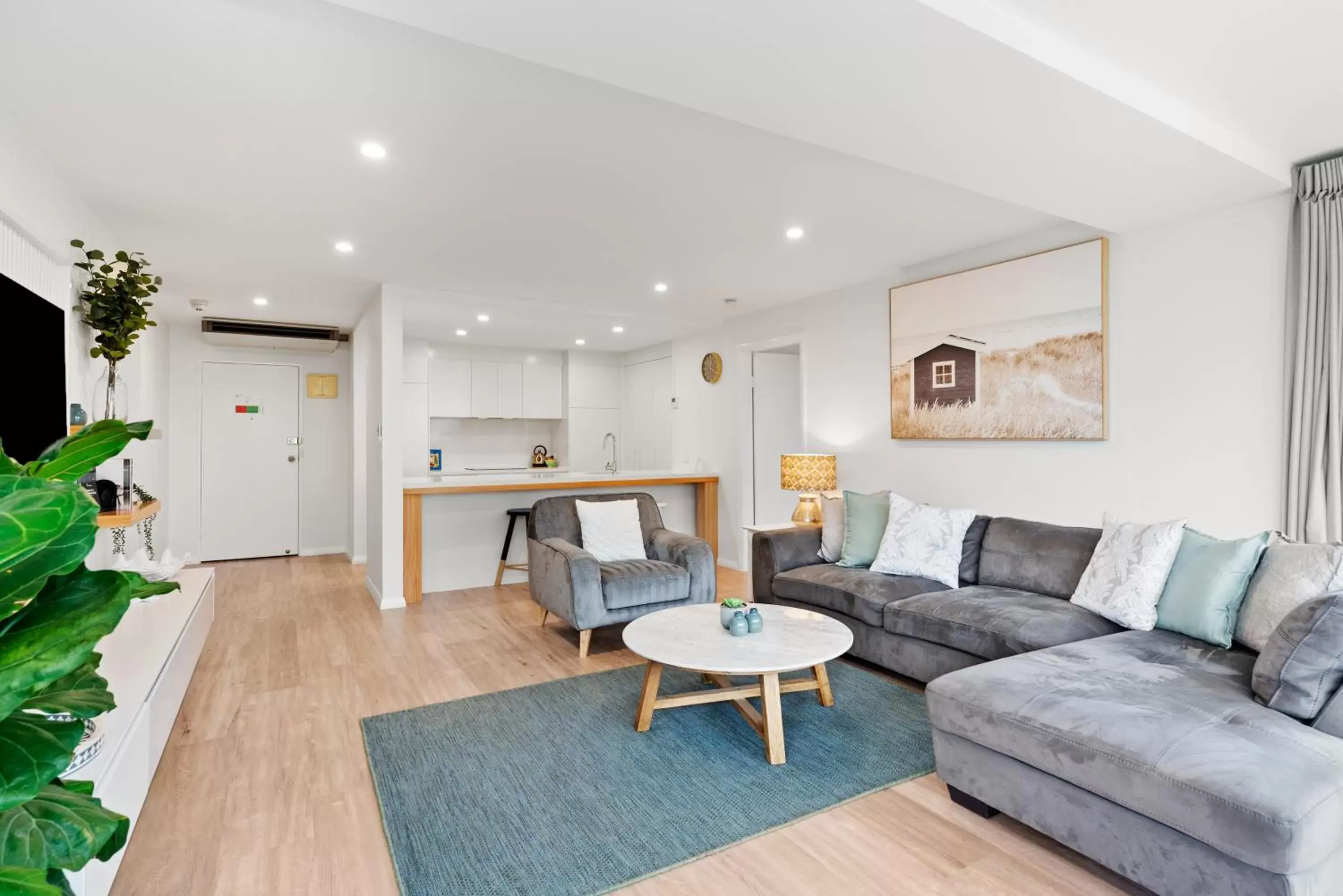 Kitchen or kitchenette, Seating Area in 84 The Spit Holiday Apartments