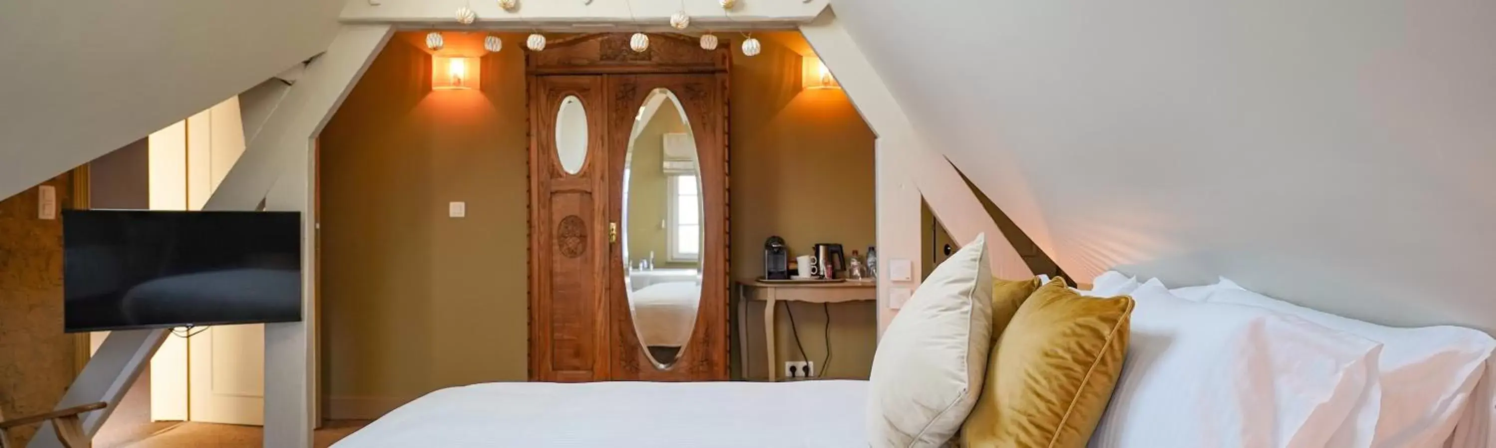 Deluxe Double Room with Bath in Les Terrasses des Falizes B&B Deluxe Double Room with Bath in Les Terrasses des Falizes B&B