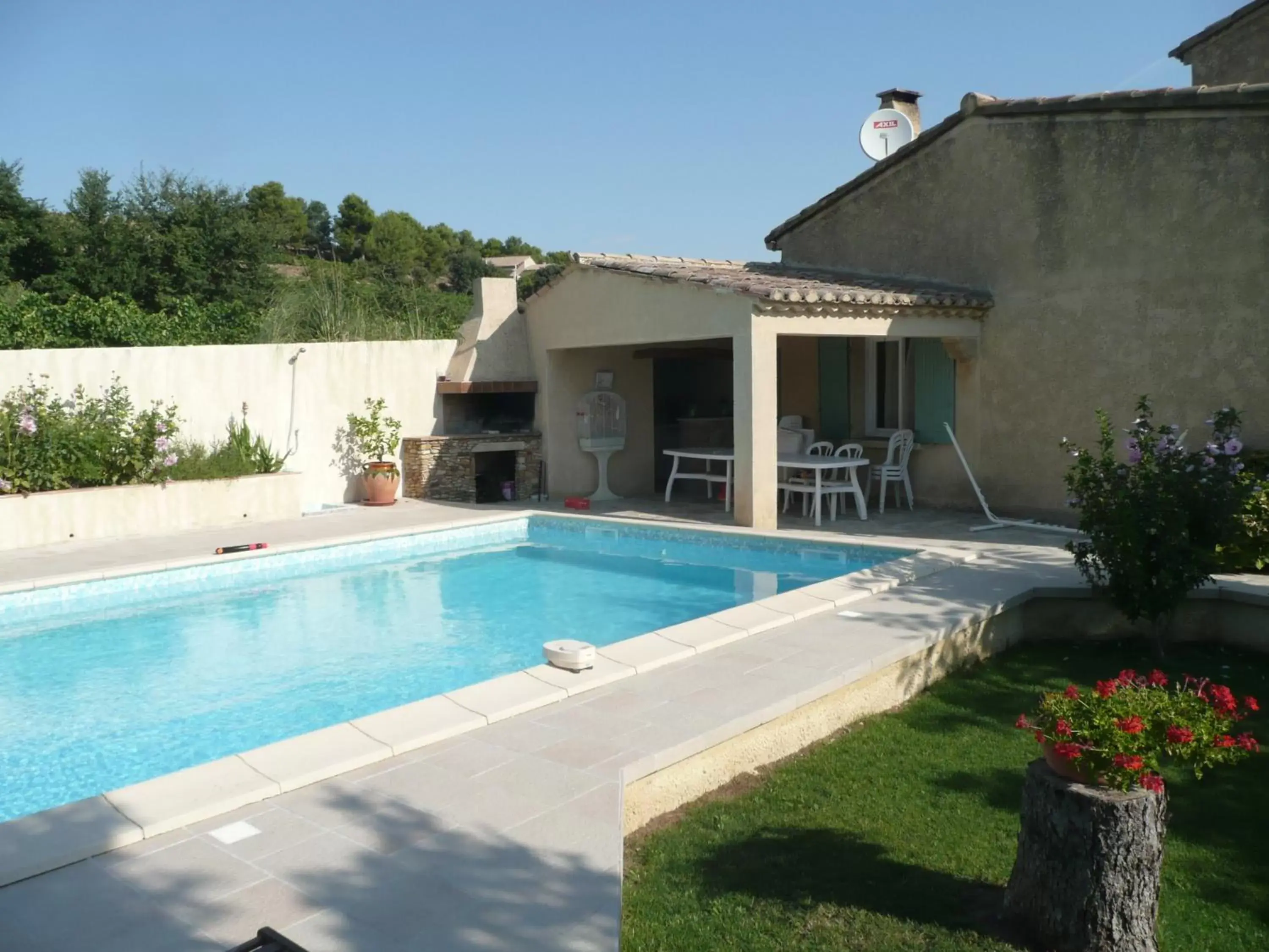 Spring, Property Building in CHAMBRES D'HÔTES CLIMATISÉES avec CUISINE d'ÉTÉ "VILLA GOUR du PEYROL"