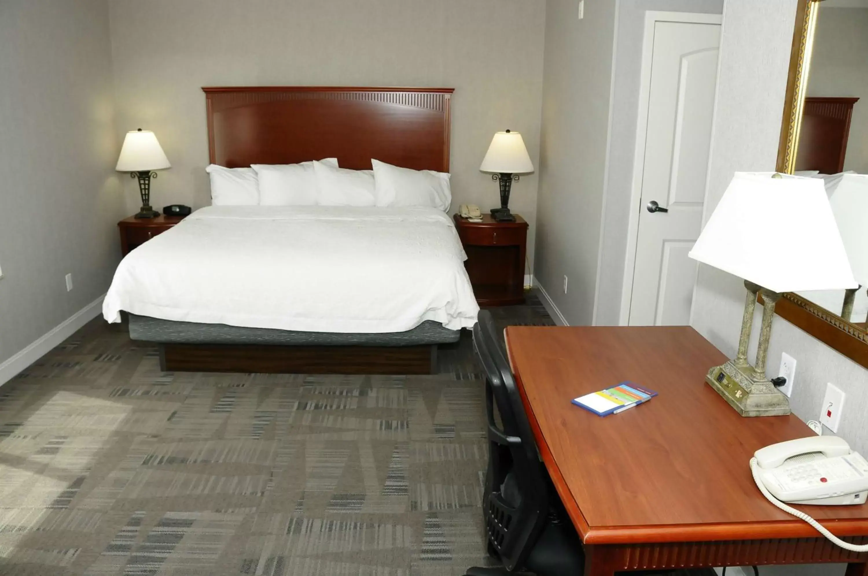 Bedroom, Bed in Hampton Inn & Suites Redding