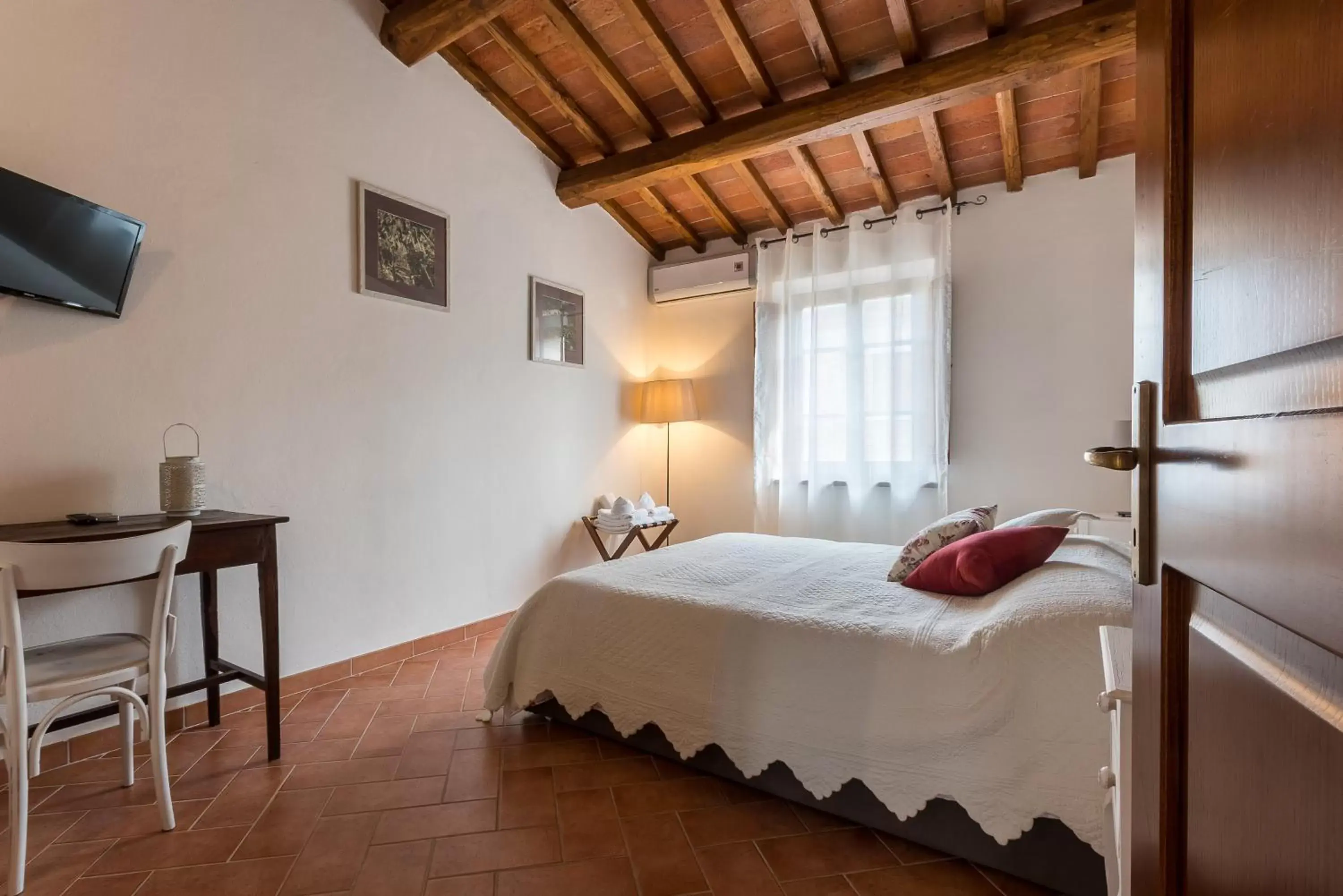 Photo of the whole room, Bed in Borgo Terrosi