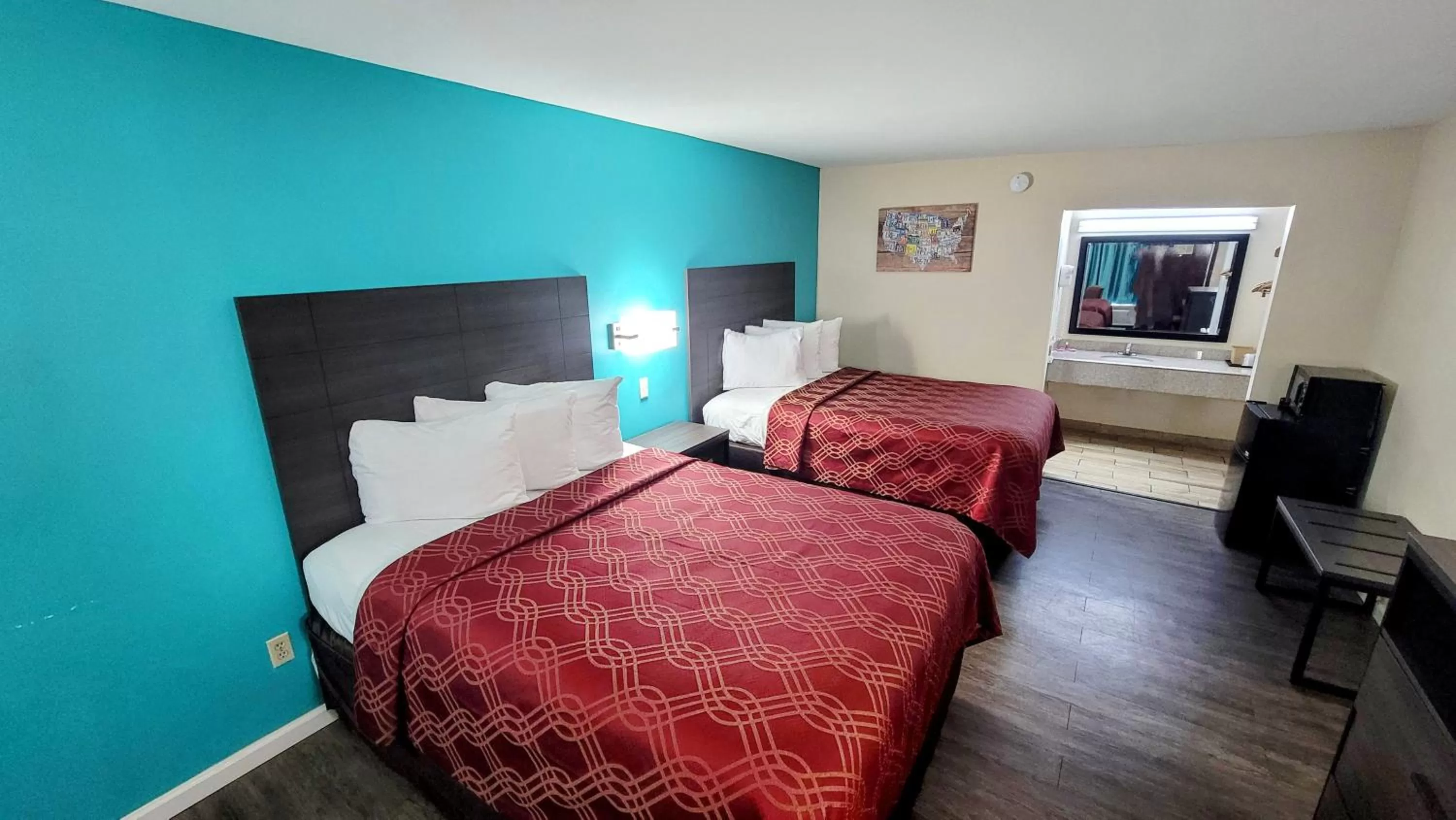 Photo of the whole room, Bed in Econo Lodge Kosciusko