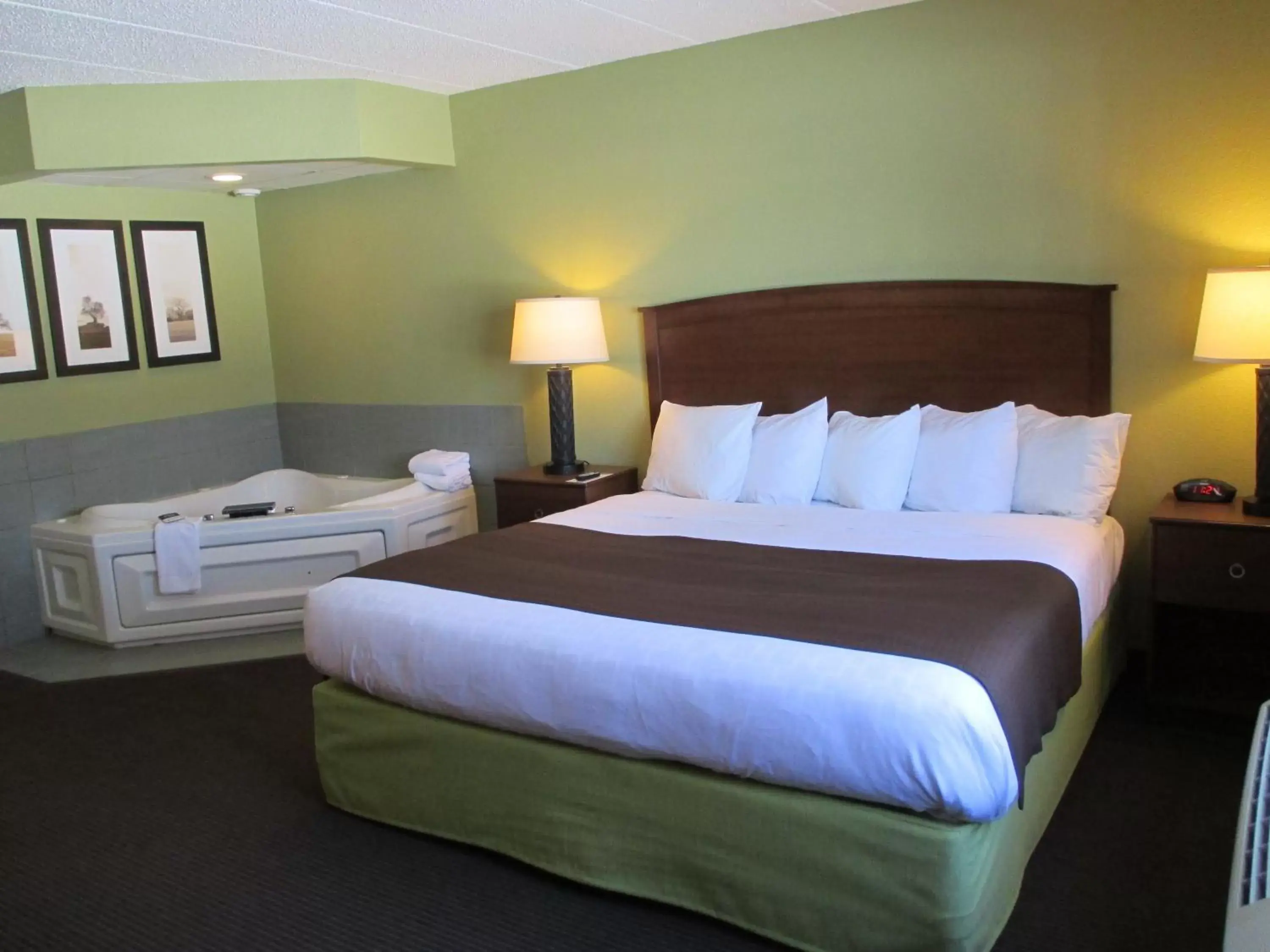 Bedroom, Bed in Cobblestone Hotel & Suites - Wisconsin Rapids