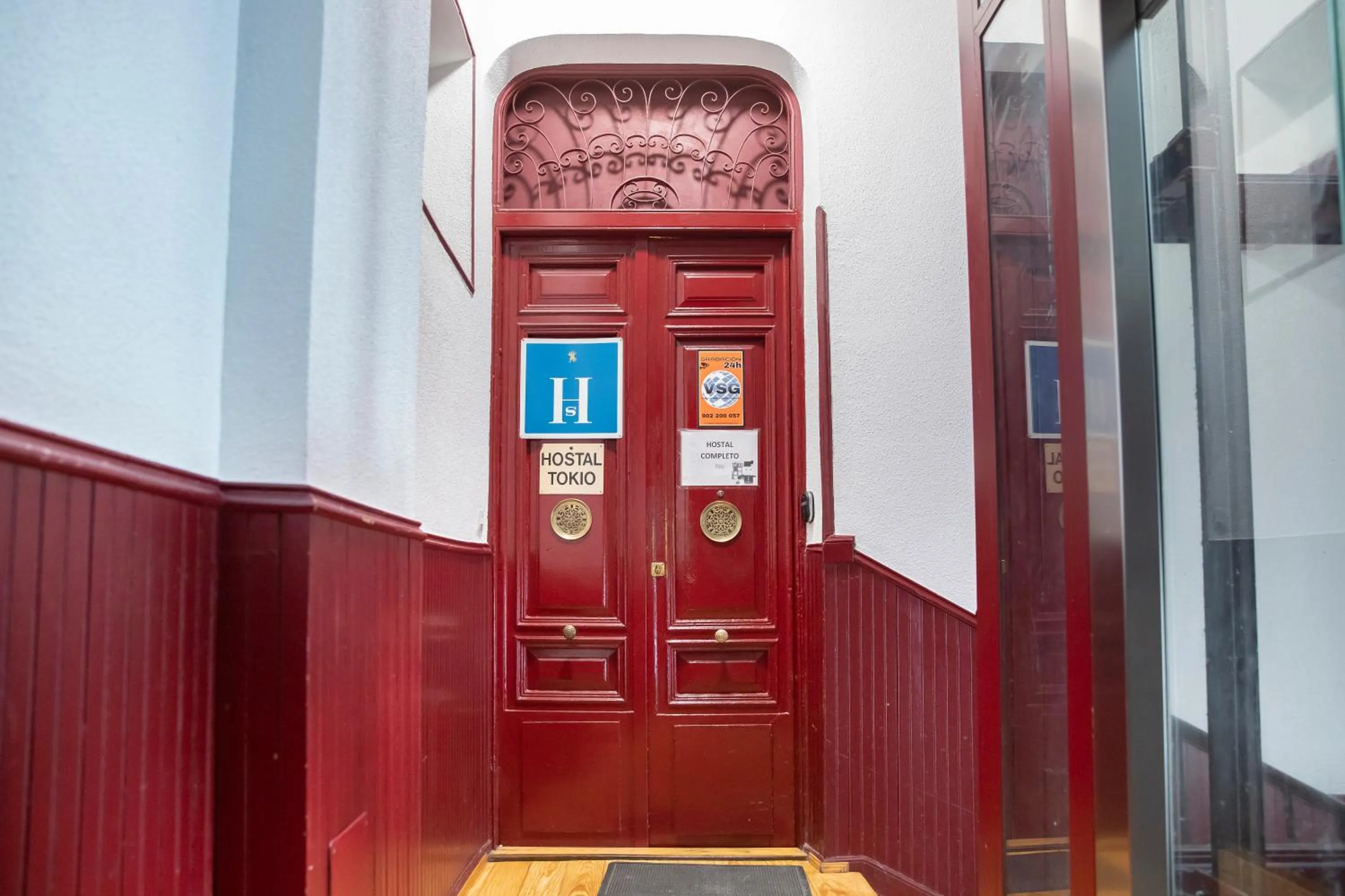 Facade/entrance in Hostal Tokio