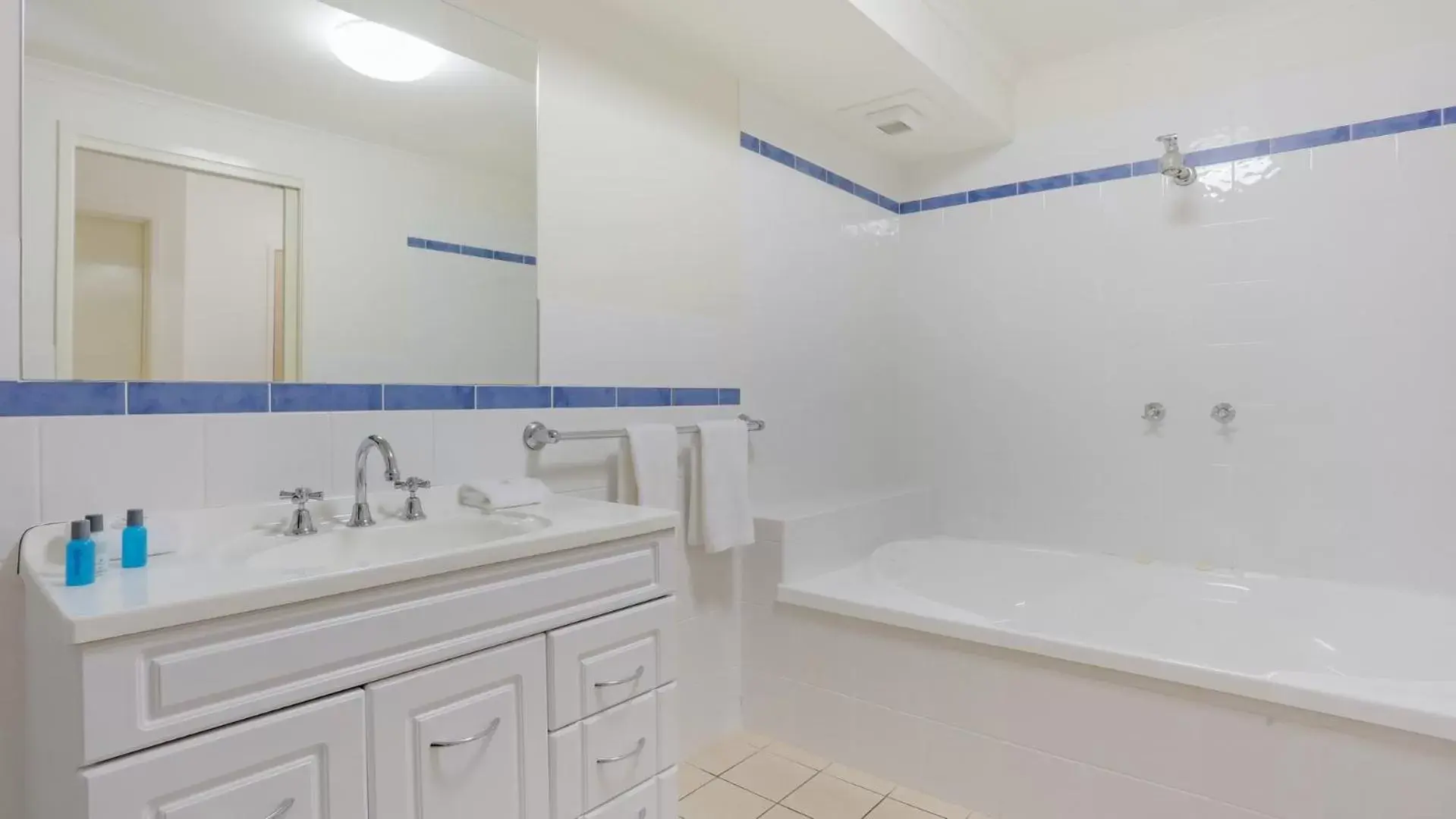 Bathroom in Sorrento Apartments Merimbula
