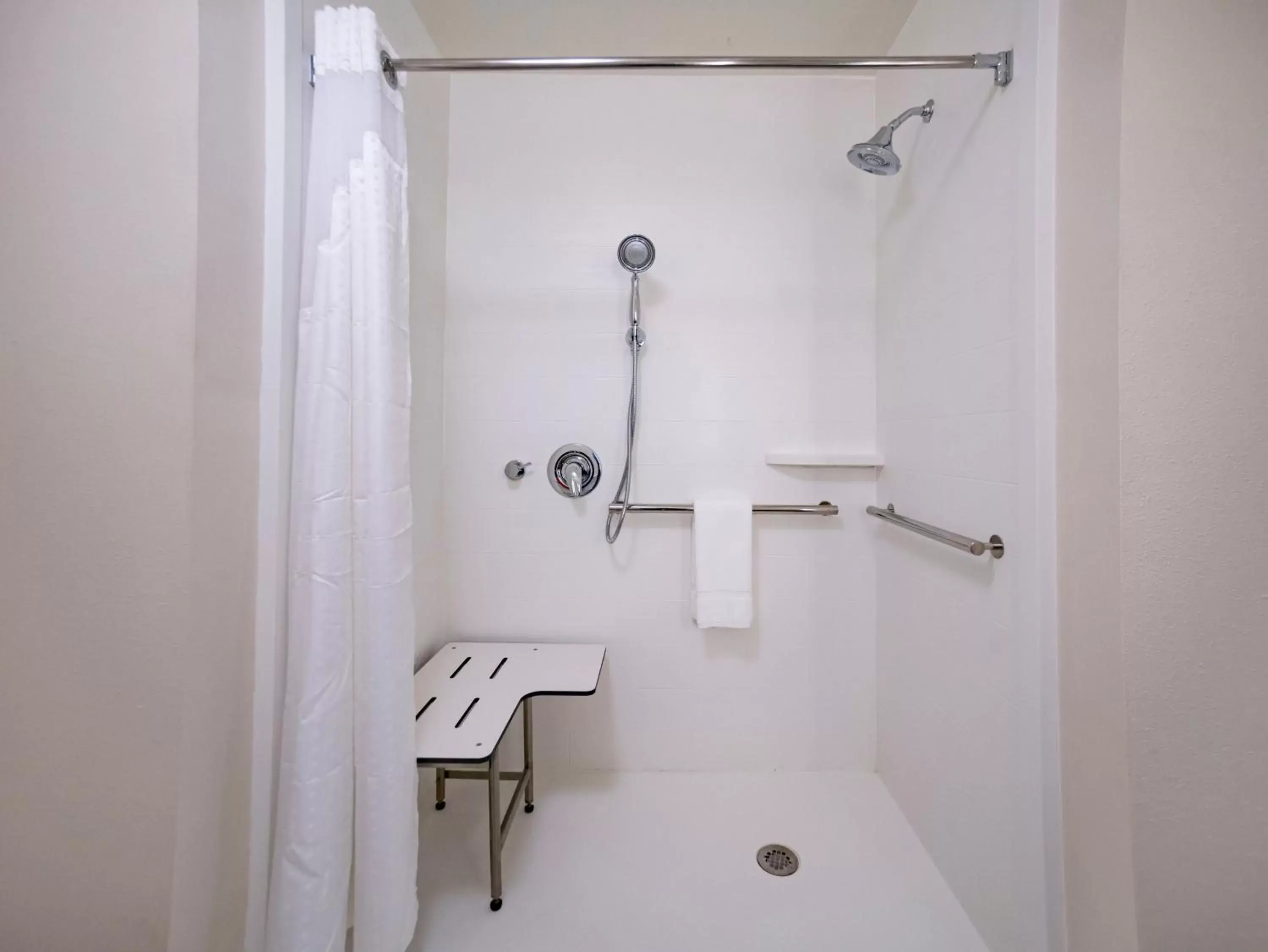 Bathroom in Holiday Inn Express & Suites - Southaven Central - Memphis, an IHG Hotel