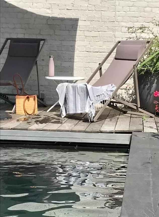 Swimming pool in B&B La Ruelle