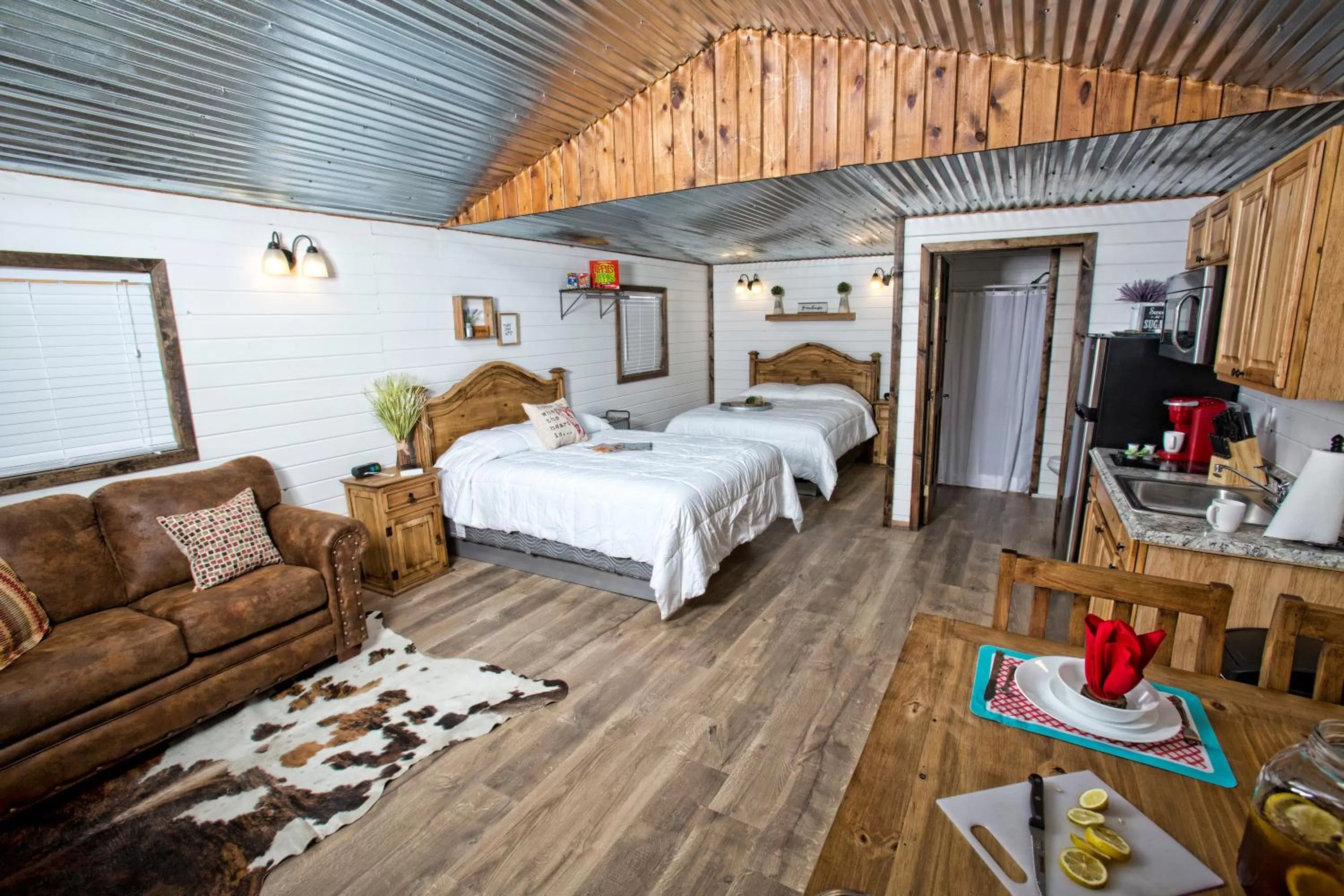 Photo of the whole room, Bed in Stateline Cabin