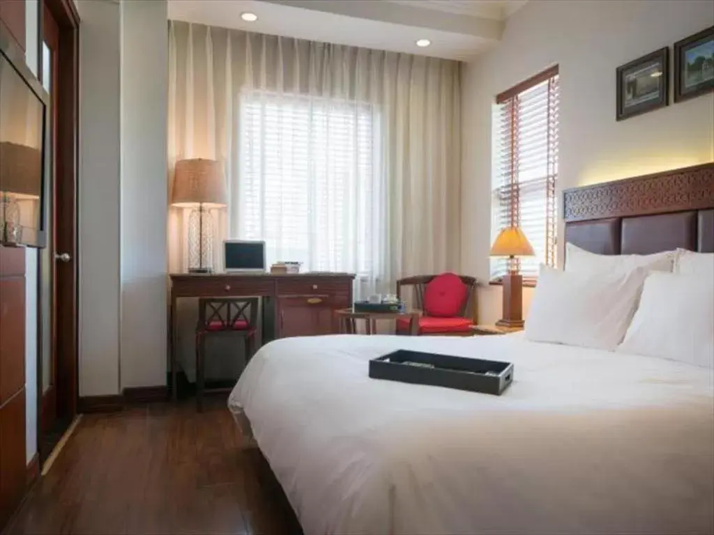 wardrobe, Bed in Hanoi E Central Luxury Hotel & Restaurant