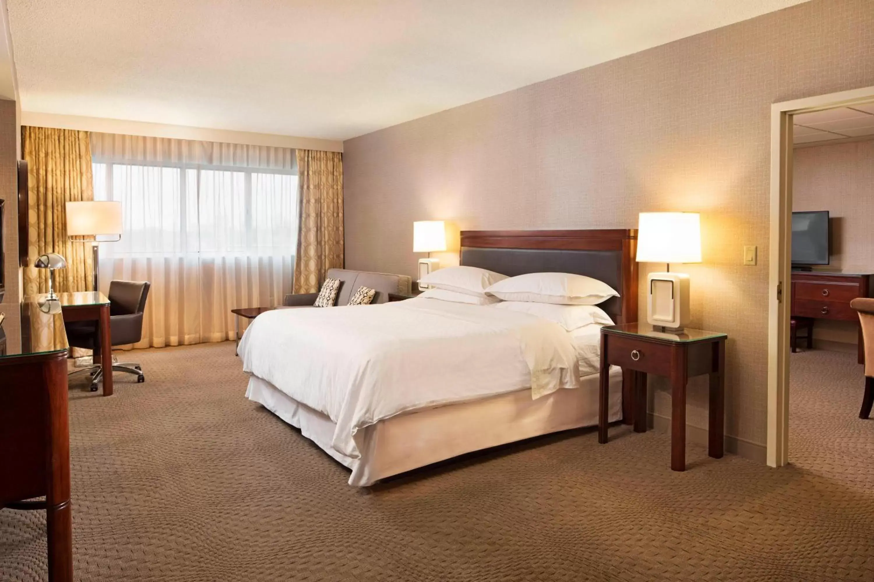 Photo of the whole room, Bed in Sheraton Sioux Falls & Convention Center