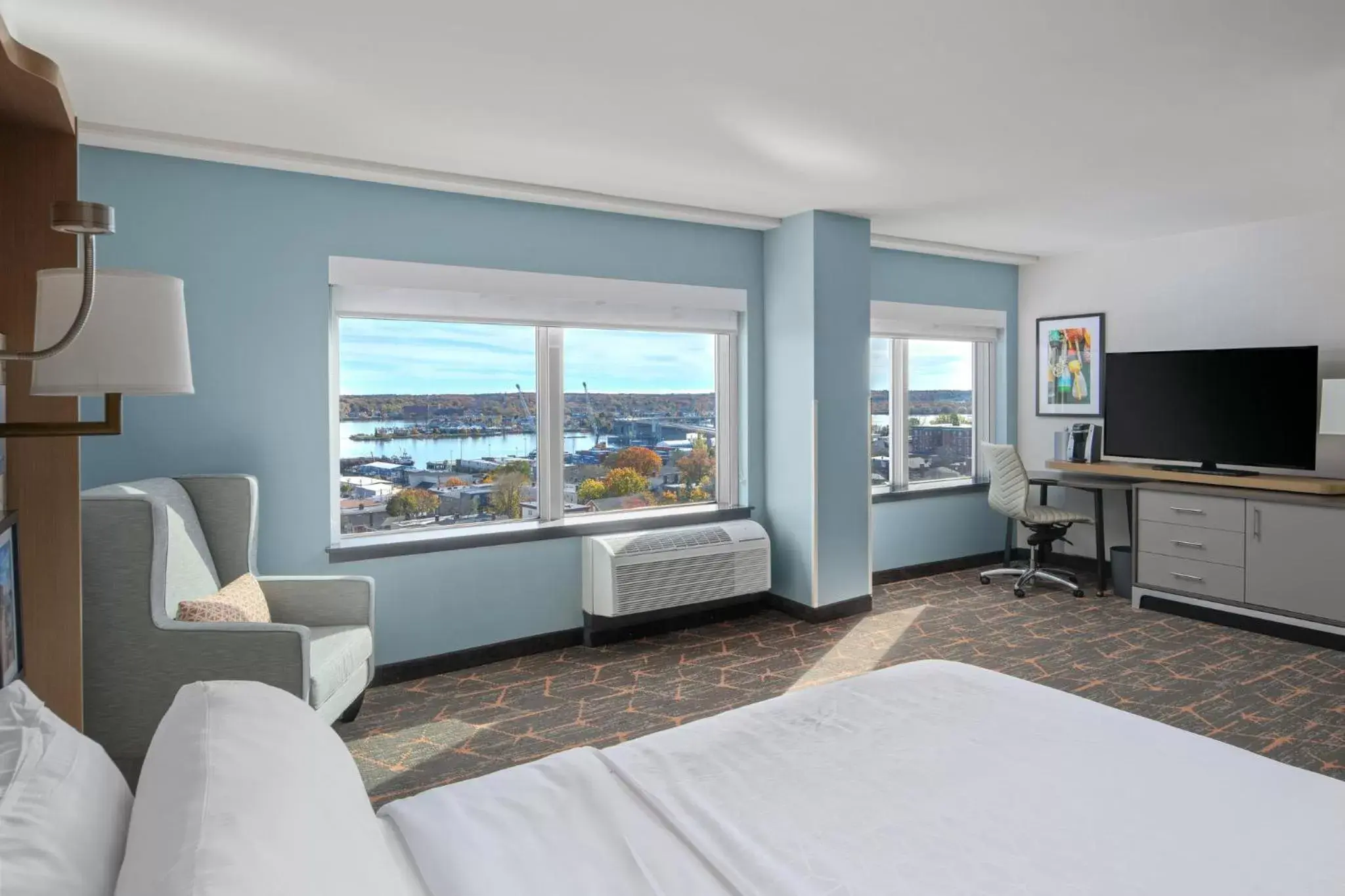 Photo of the whole room, TV/Entertainment Center in Holiday Inn Portland-By the Bay, an IHG Hotel