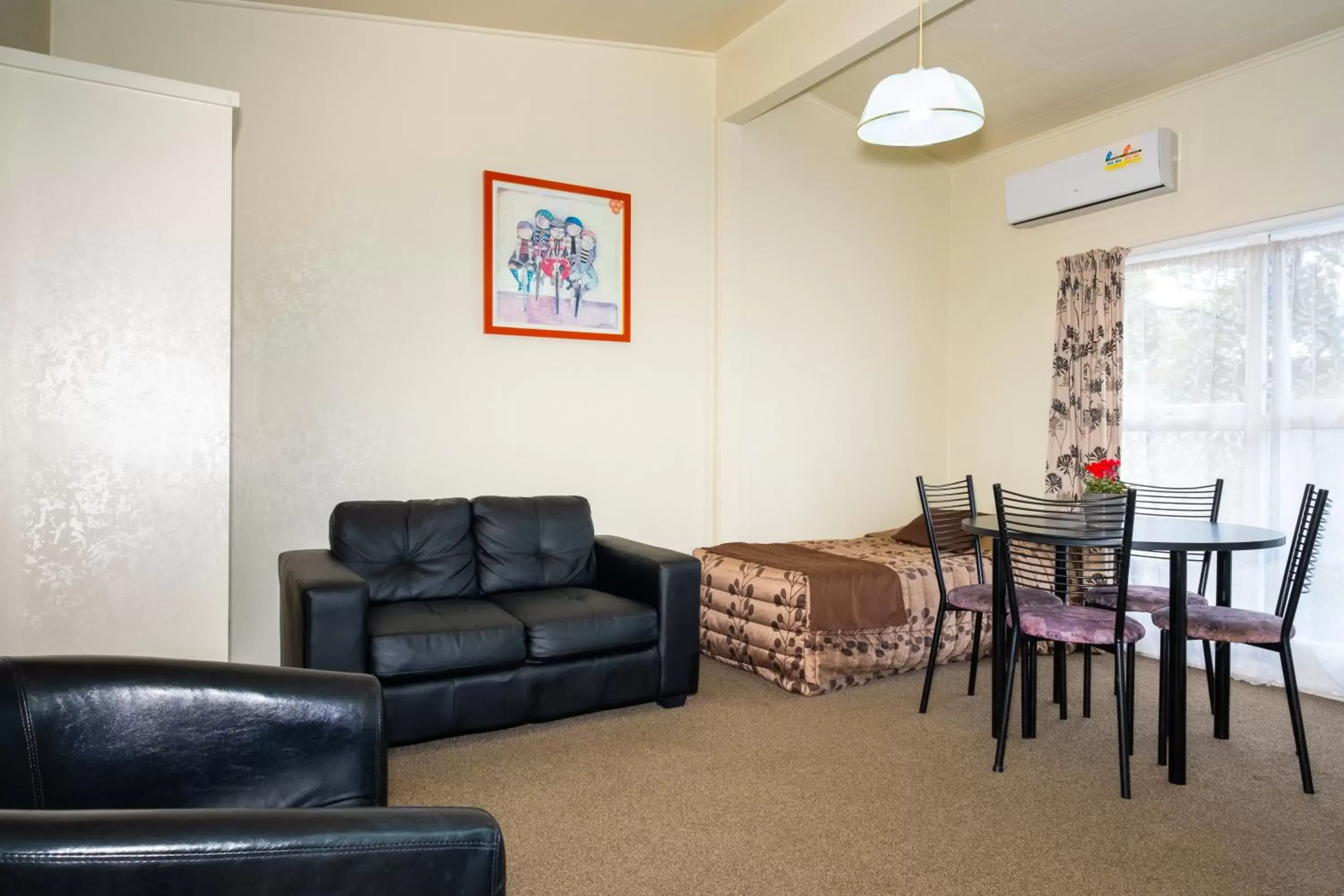 Living room, Seating Area in Sundowner Spanish Lady Motel