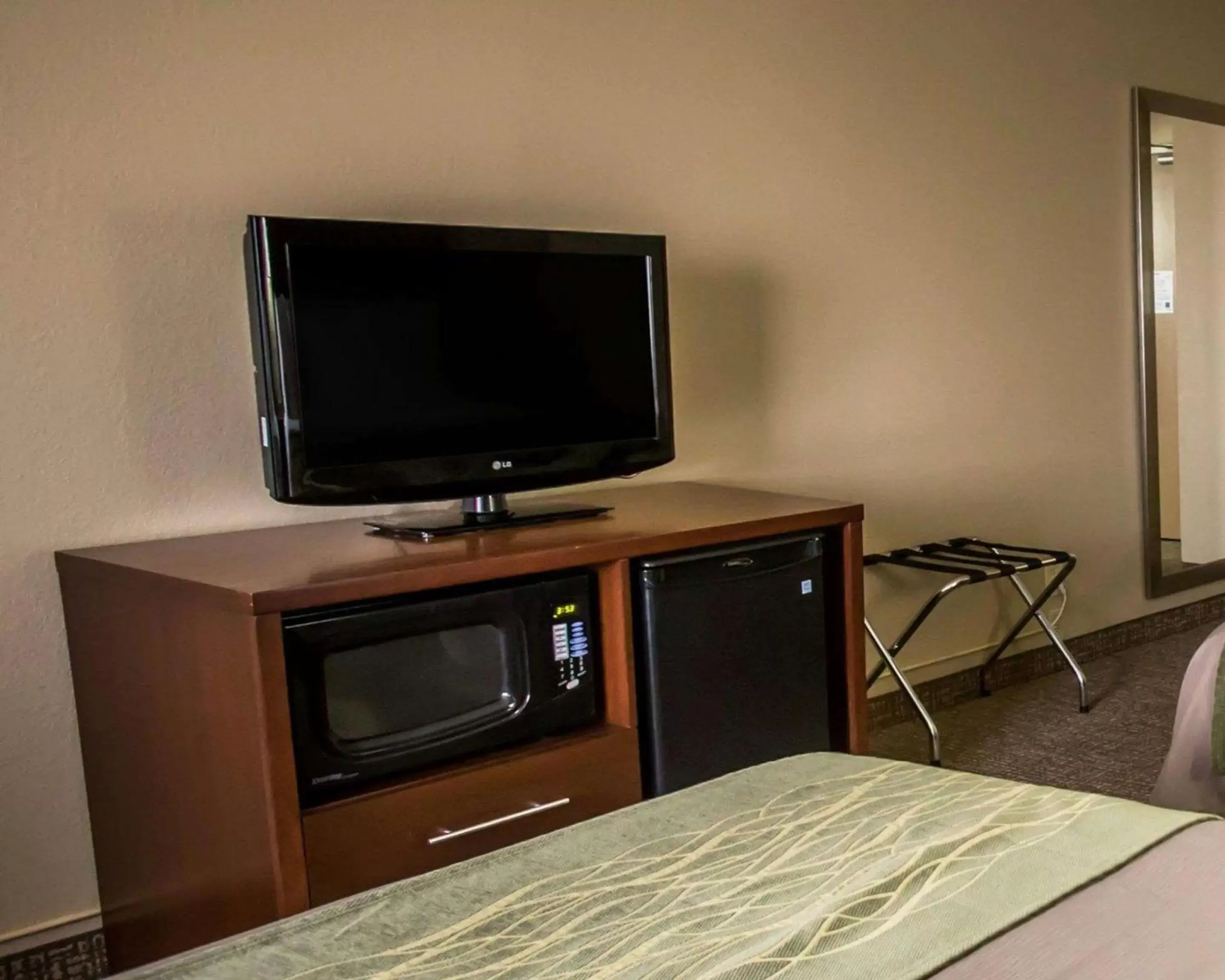 Photo of the whole room, TV/Entertainment Center in Comfort Inn Morris I-80