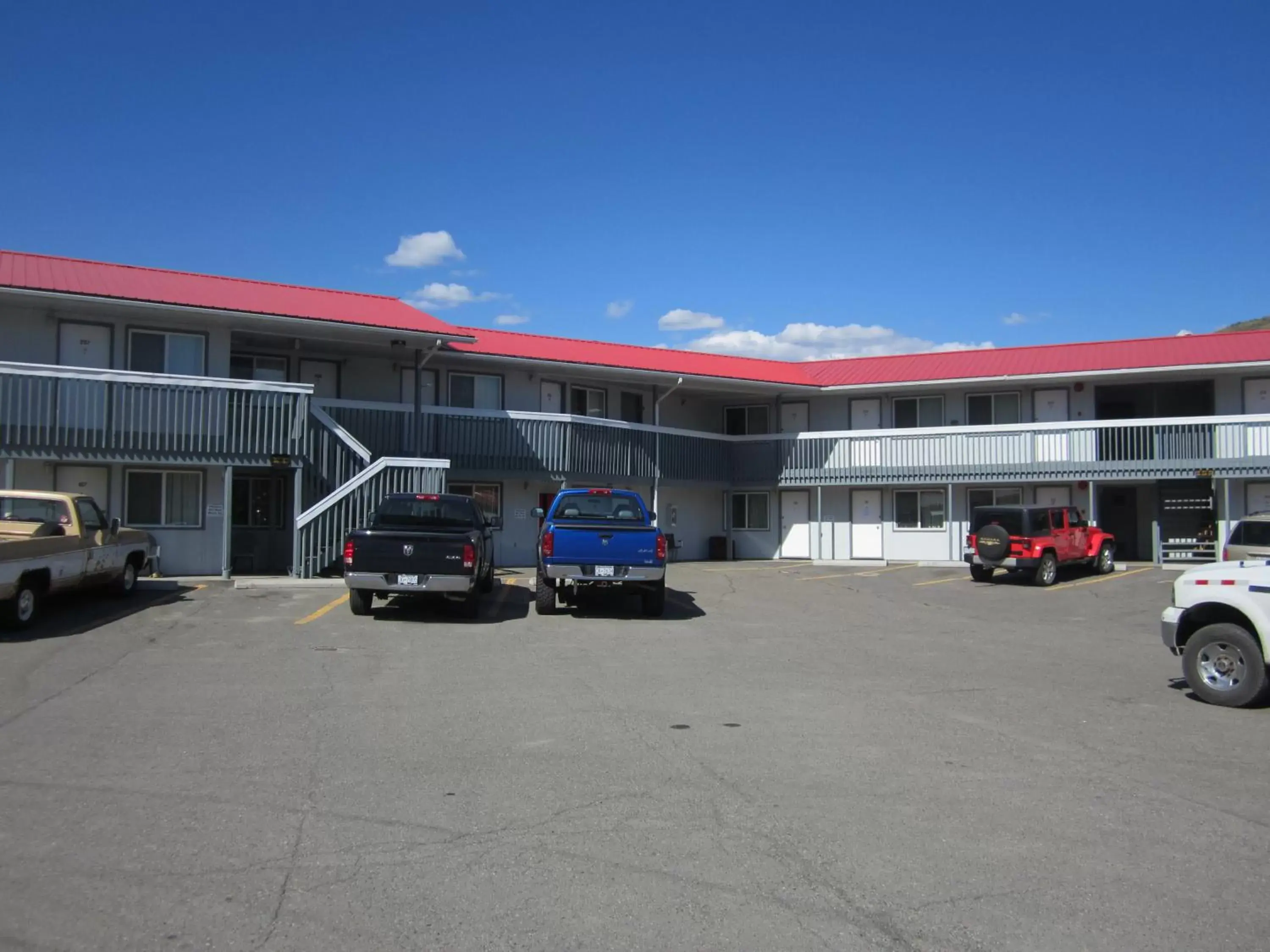 Property building in Canada's Best Value Desert Inn & Suites Property building in Canada's Best Value Desert Inn & Suites