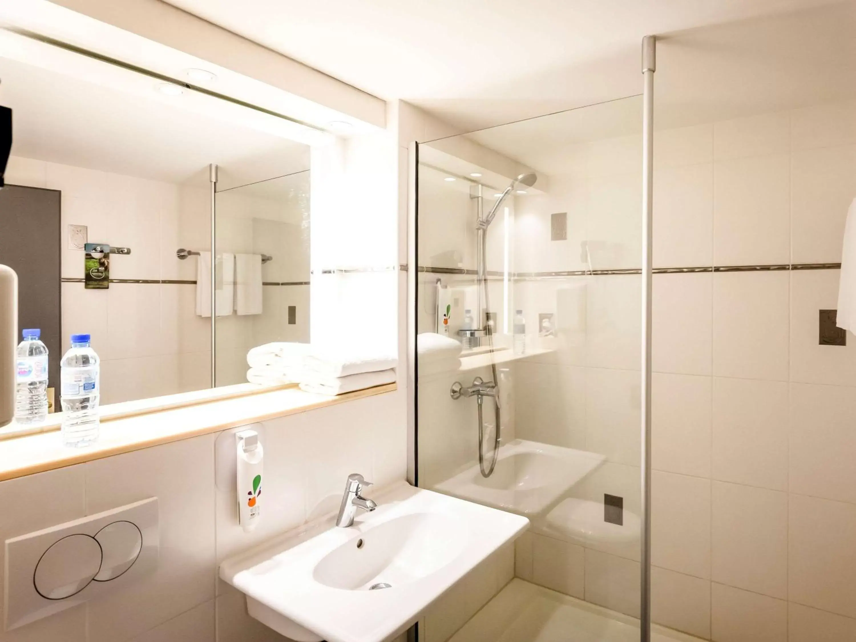Photo of the whole room, Bathroom in ibis Styles Douai Gare Gayant Expo