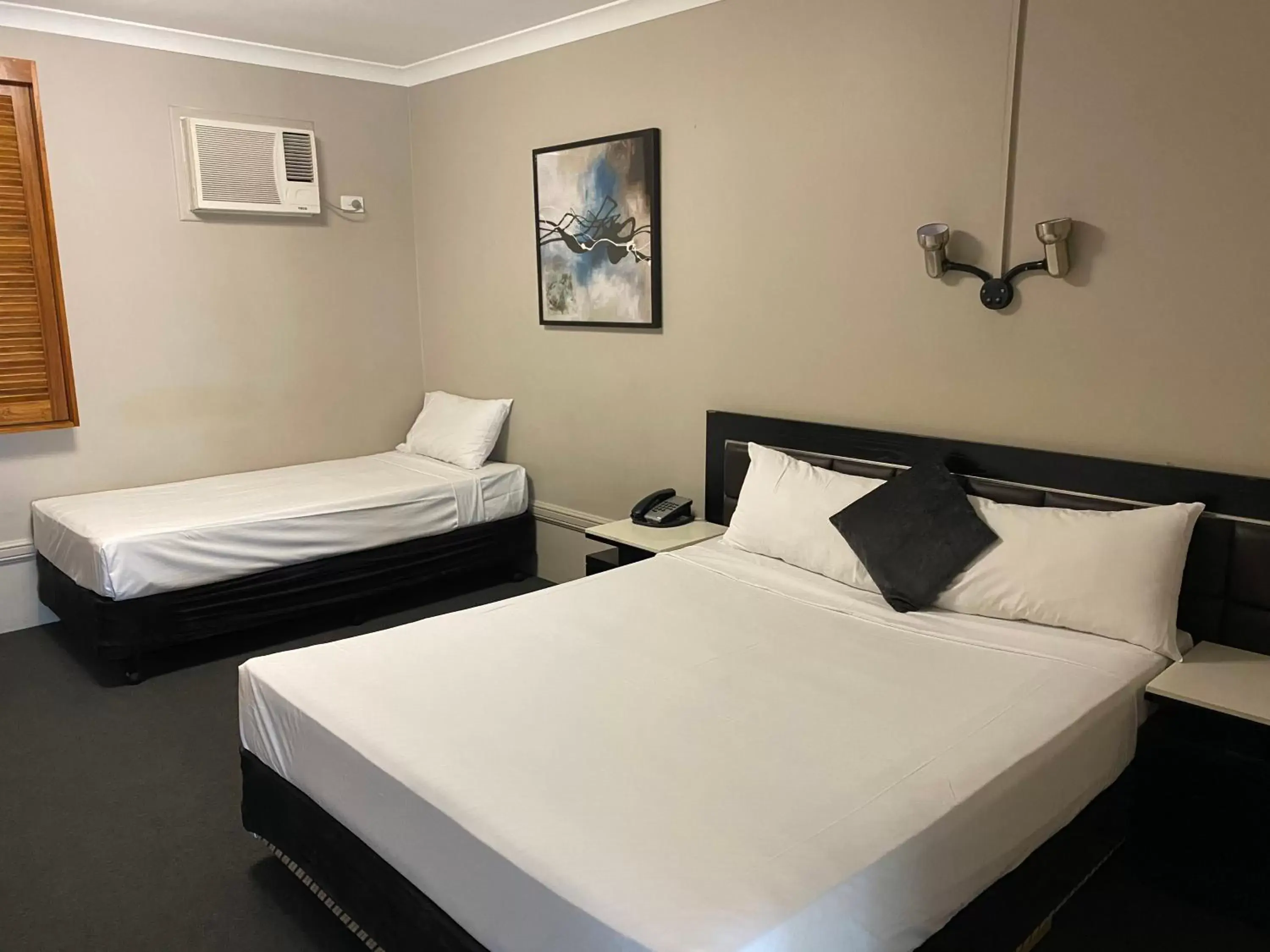 Bed in Cosmopolitan Motel & Serviced Apartments