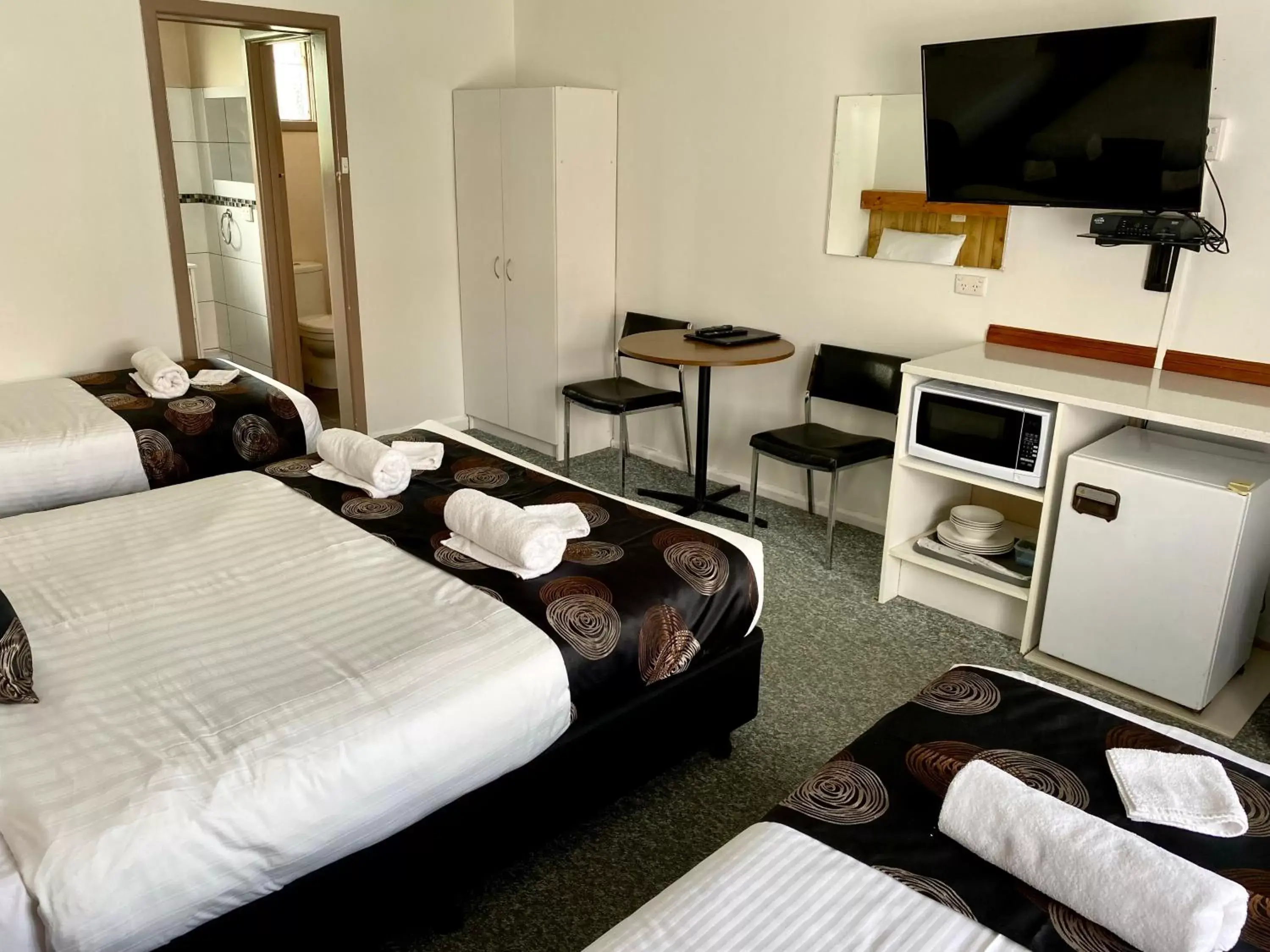 Bed, TV/Entertainment Center in Motel Stawell