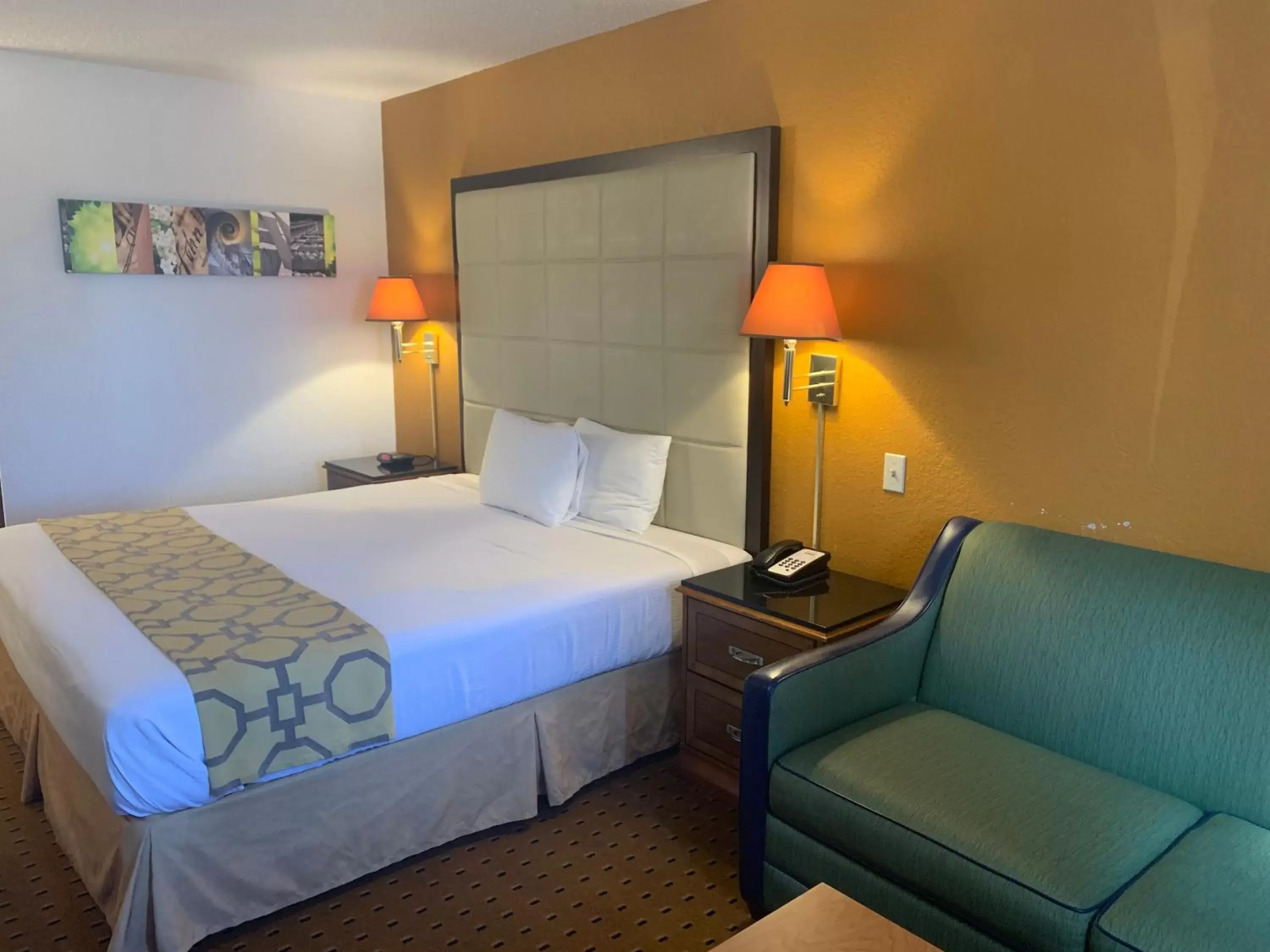 View (from property/room), Bed in Brentwood Inn & Suites